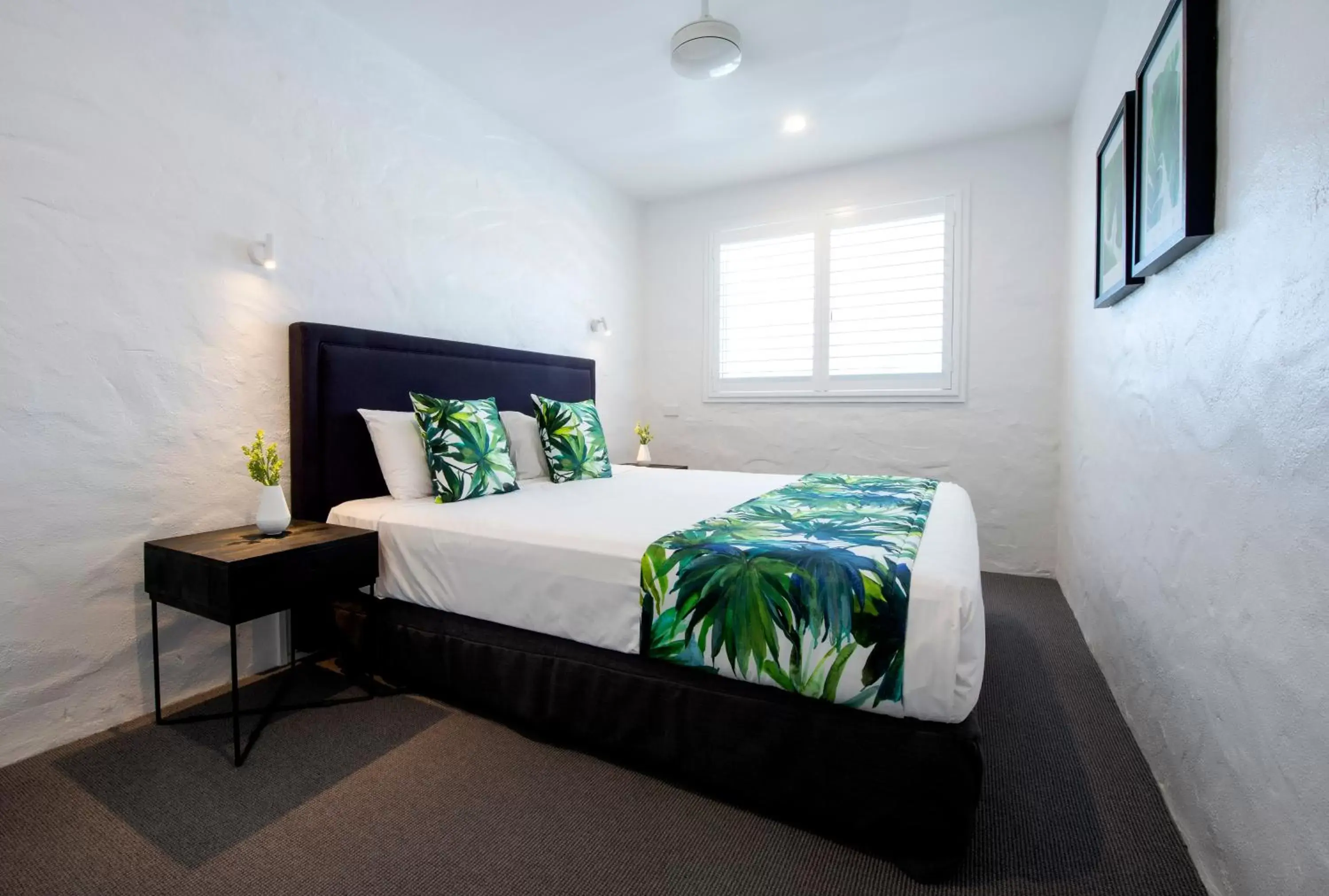Photo of the whole room, Bed in SandCastles Noosa