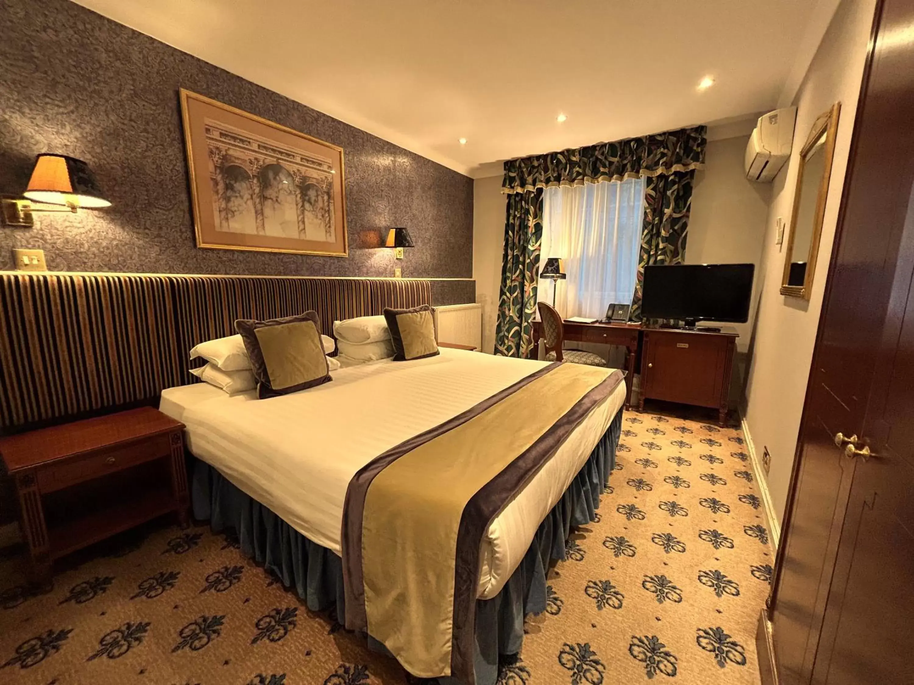 Bedroom, Bed in London Lodge Hotel