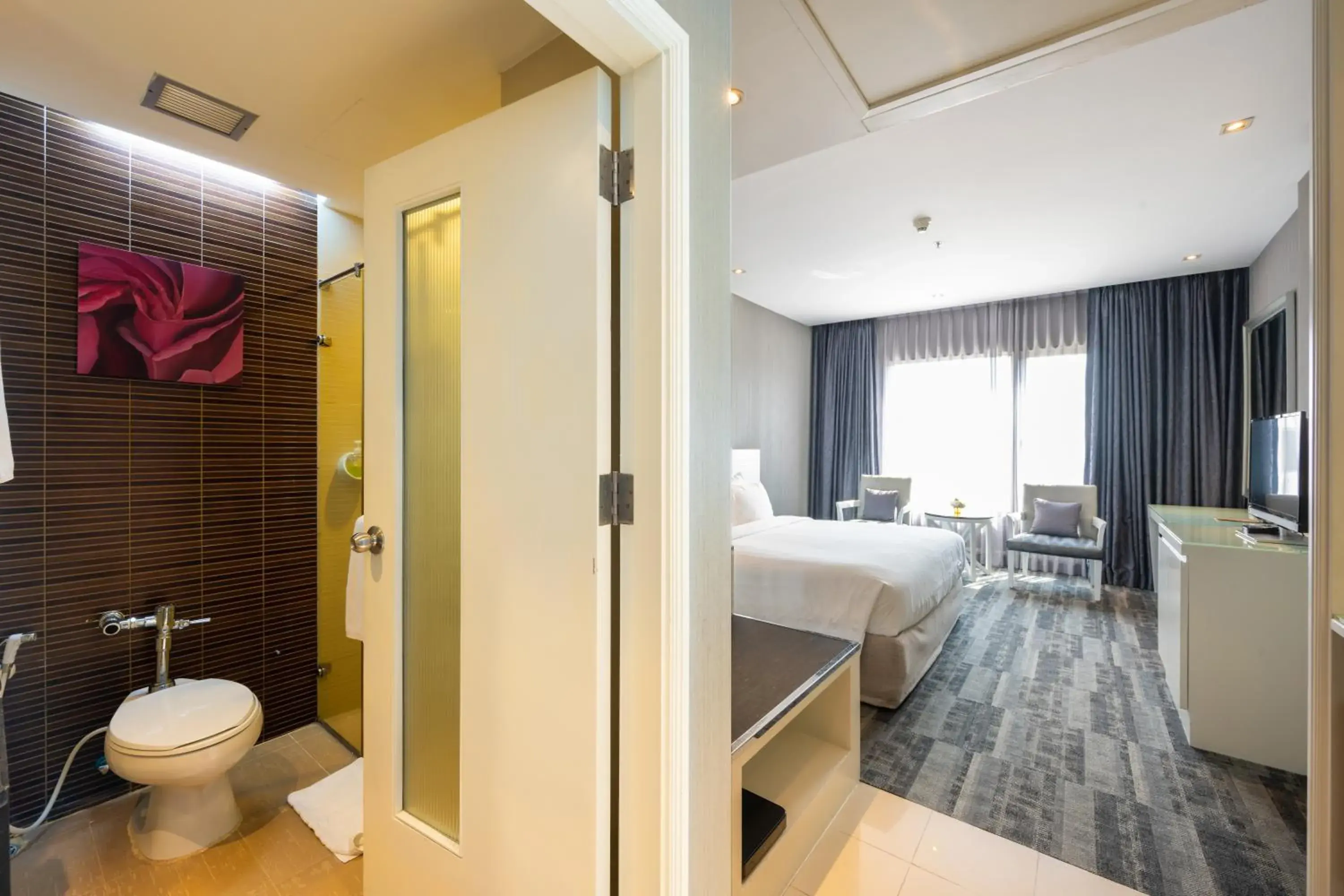 Bed, Bathroom in Grand Richmond Stylish Convention Hotel