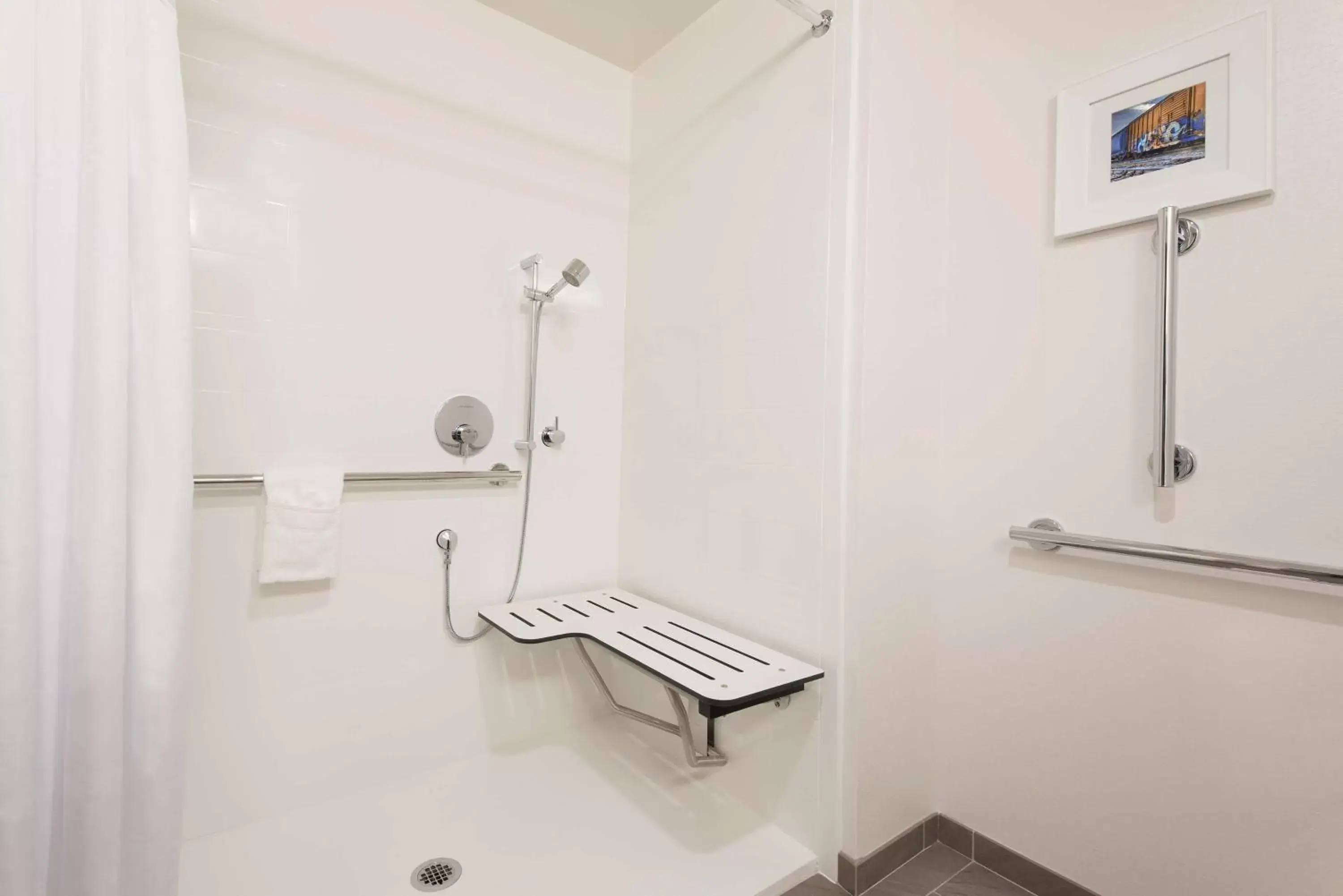 Kitchen or kitchenette, Bathroom in Hampton Inn & Suites Grand Rapids Downtown