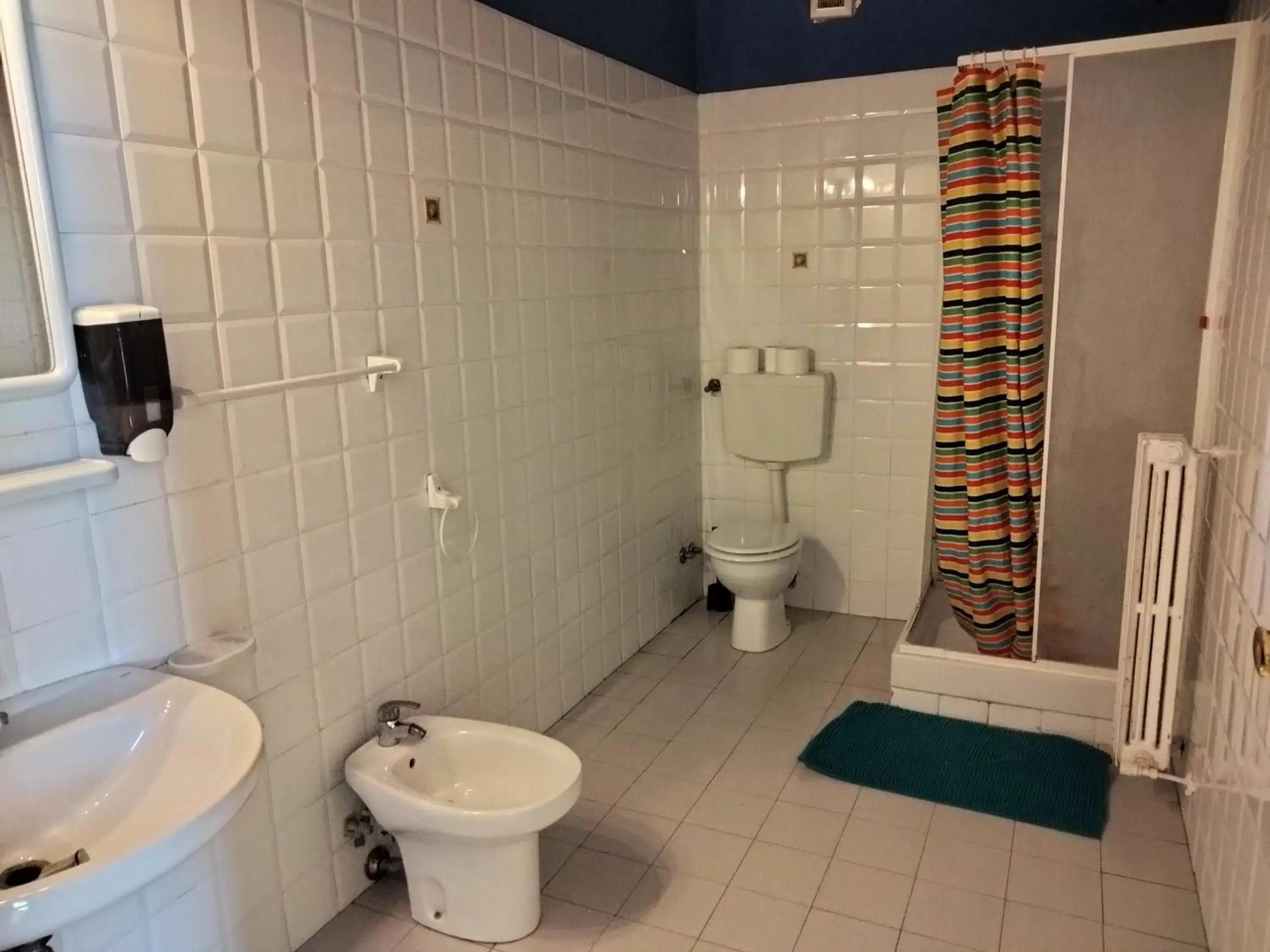 Bathroom in Litus Roma Hostel