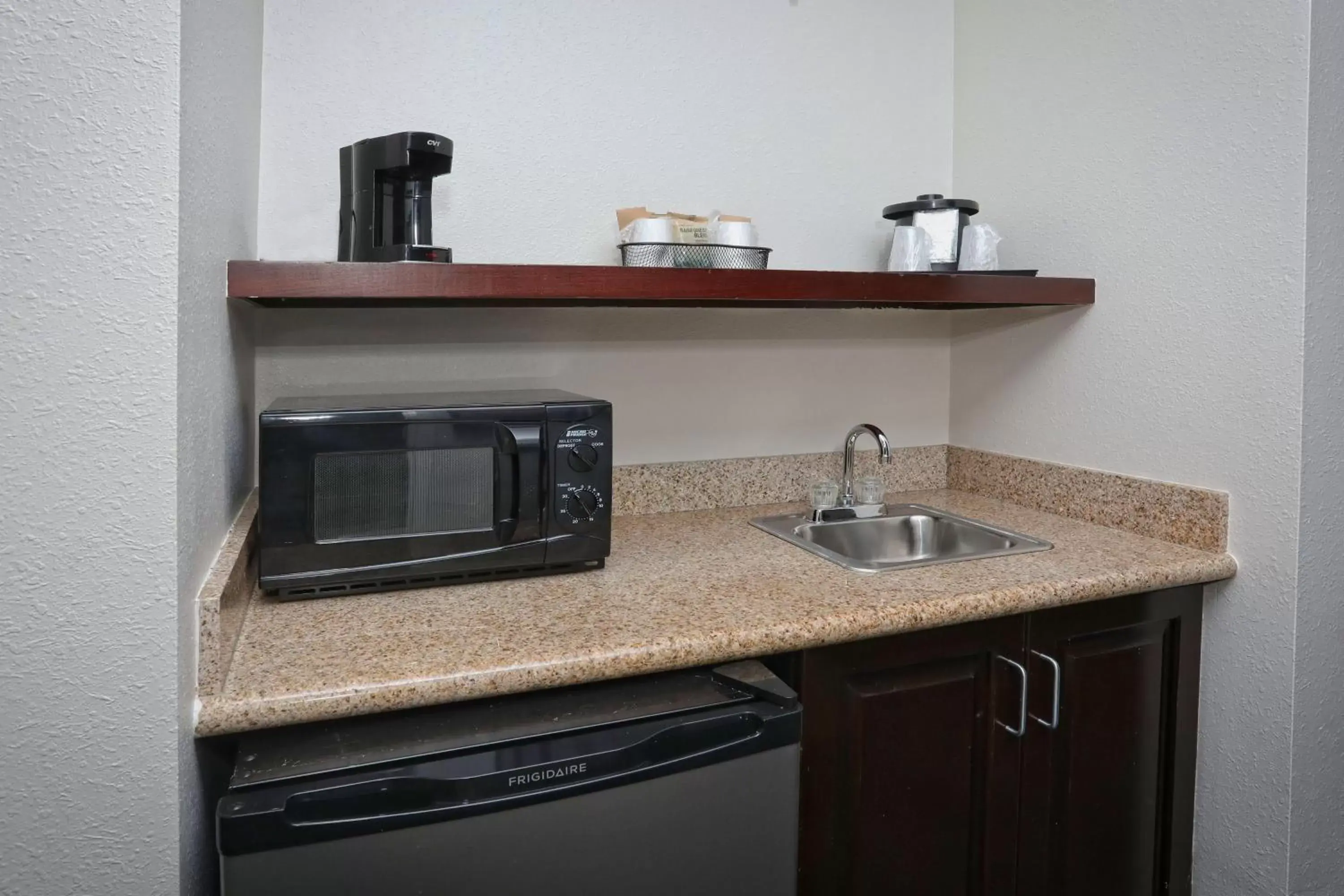 Photo of the whole room, Kitchen/Kitchenette in Fairfield Inn & Suites by Marriott Charleston North/Ashley Phosphate