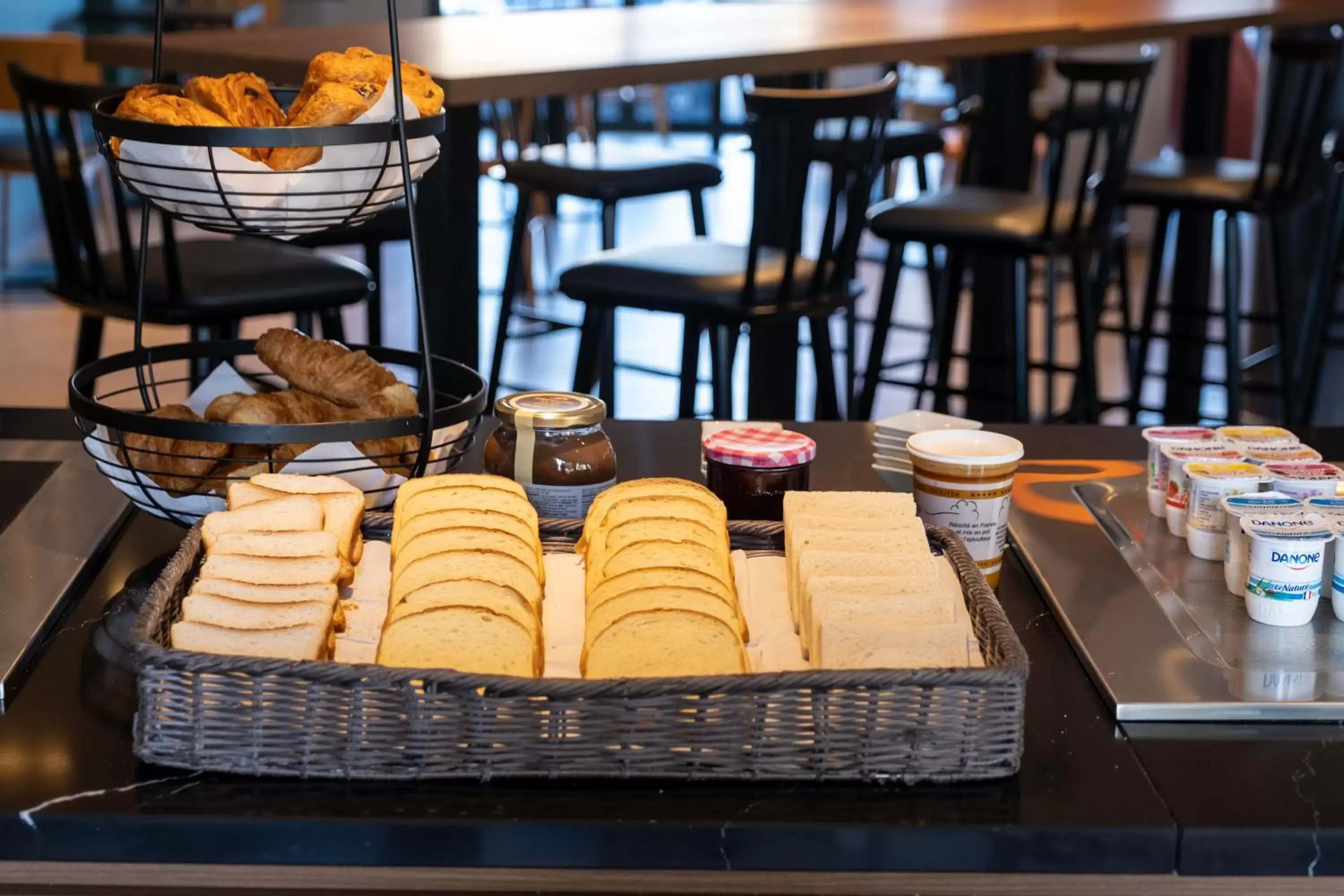 Continental breakfast in Zenitude Hôtel Résidences Toulouse Aéroport