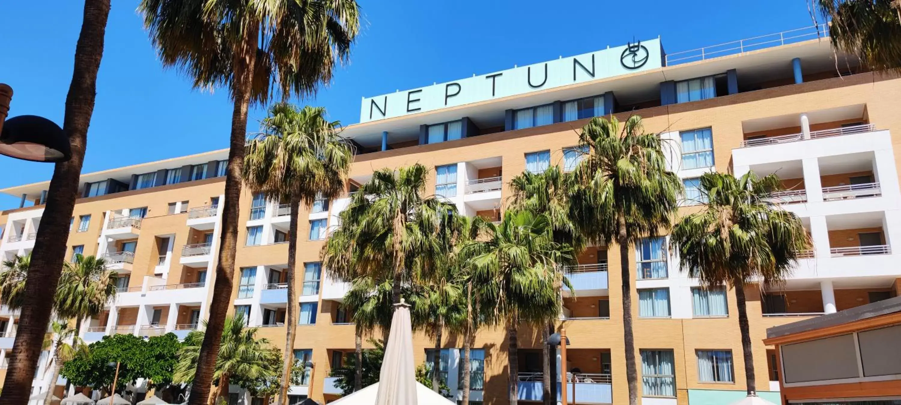 Property Building in Hotel Neptuno by ON GROUP