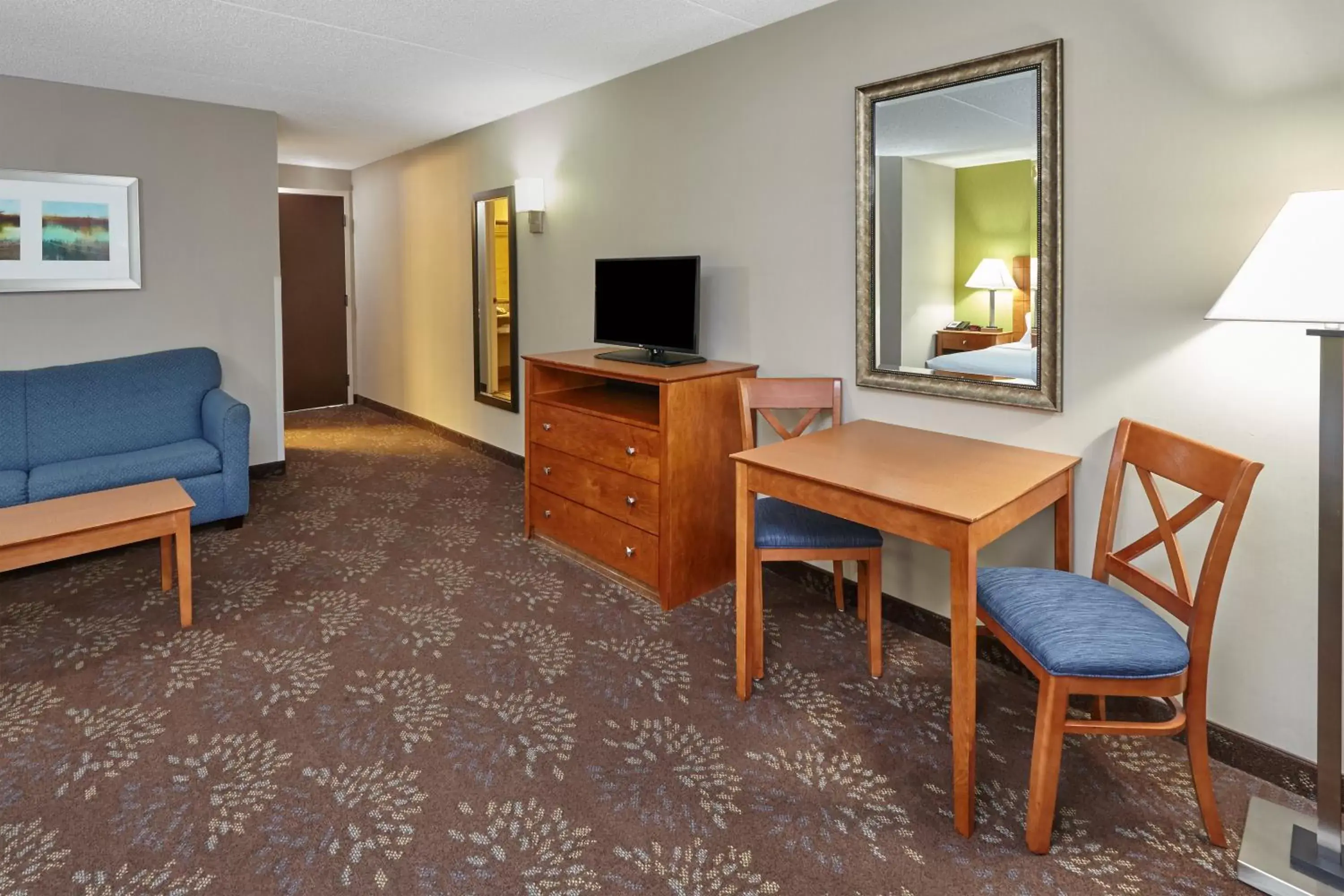 Photo of the whole room, TV/Entertainment Center in Holiday Inn Chicago Matteson Conference Center, an IHG Hotel