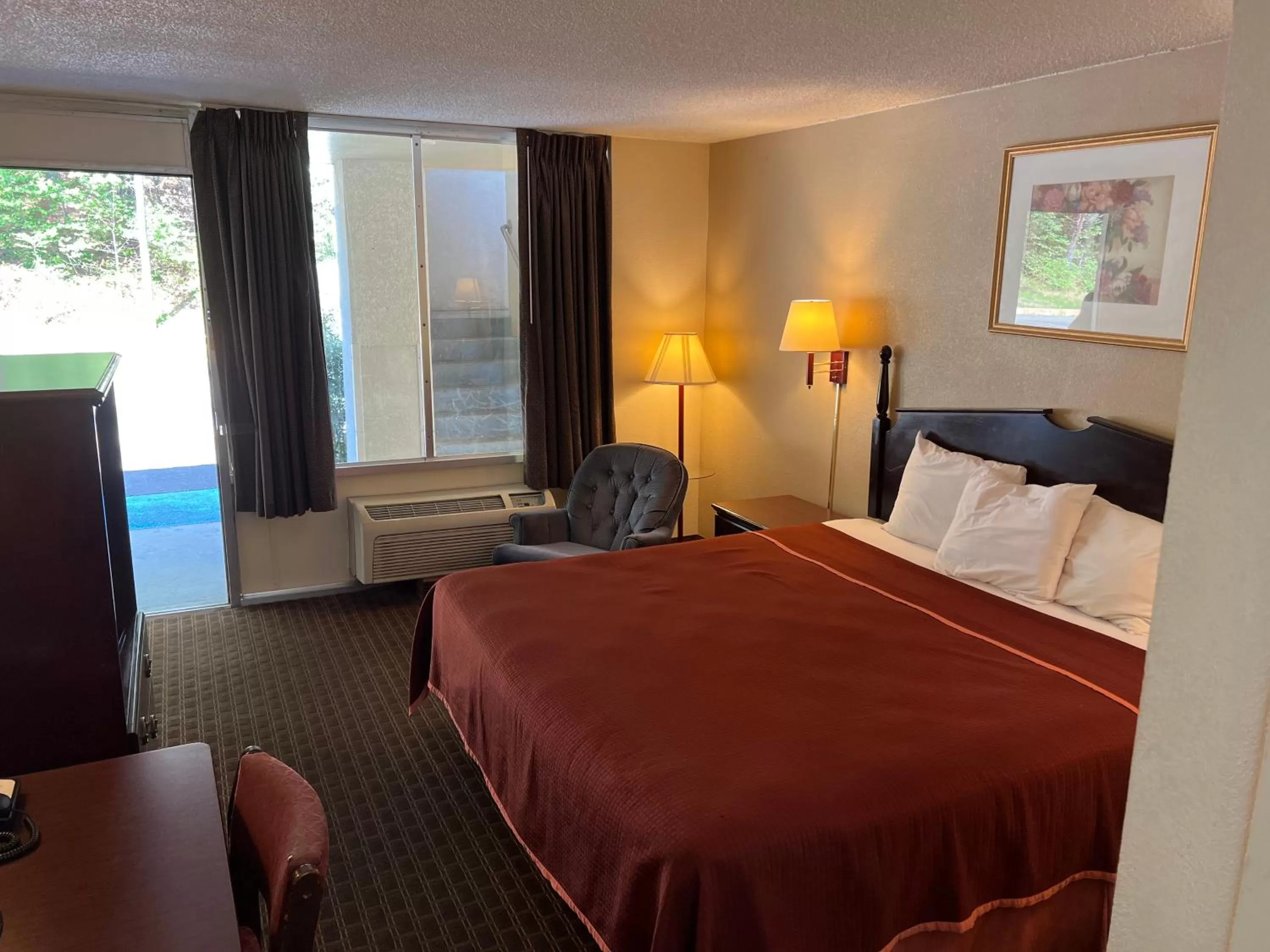 Photo of the whole room, Bed in Rodeway Inn Cleveland TN I-75