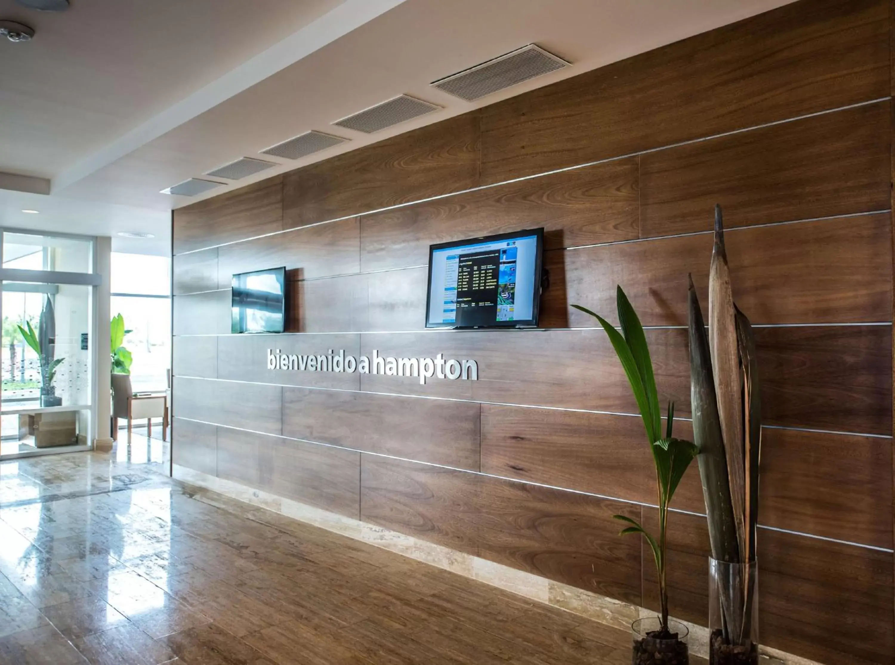 Lobby or reception in Hampton By Hilton Santo Domingo Airport