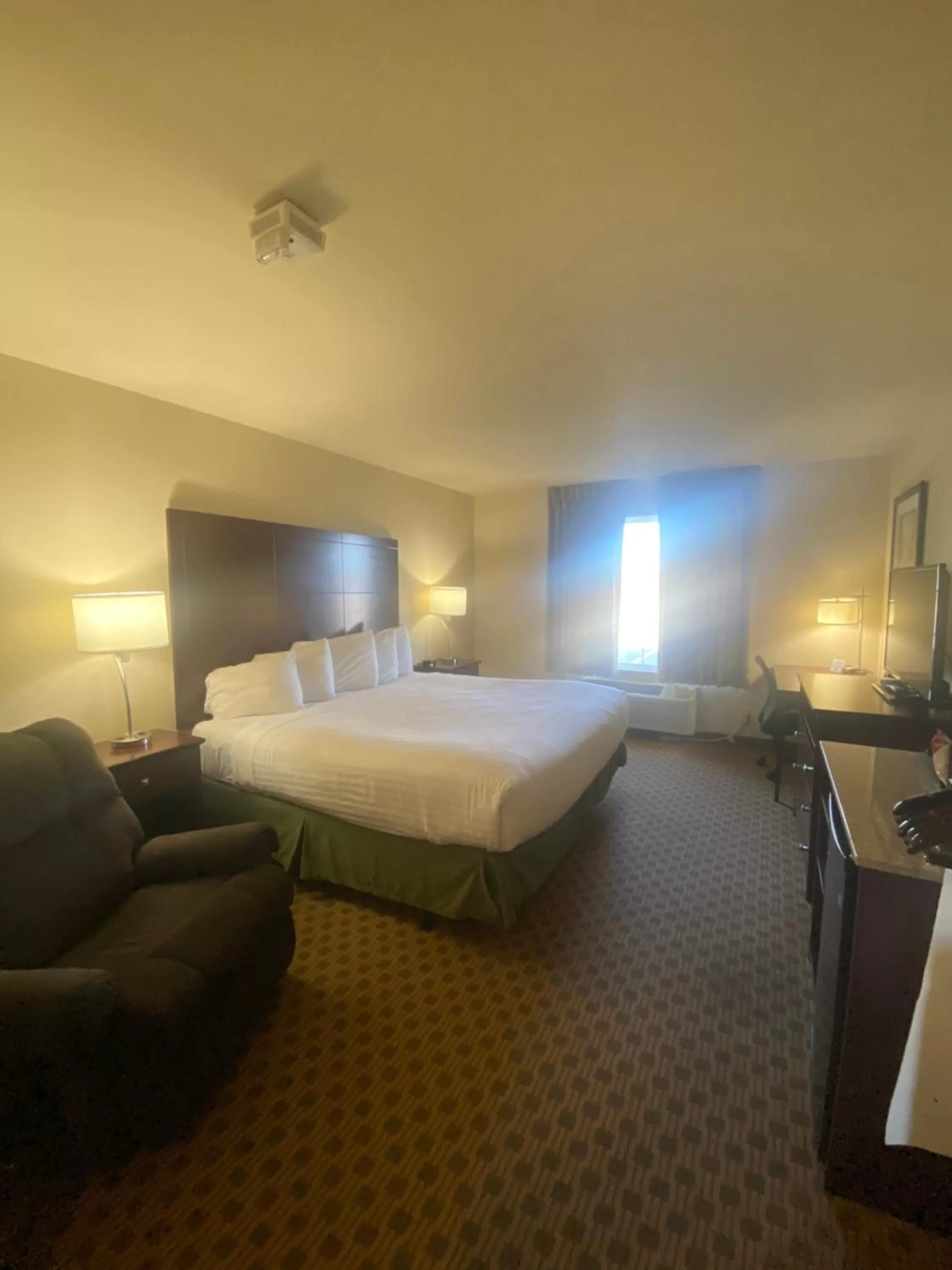 Bed in Cobblestone Hotel & Suites - Broken Bow