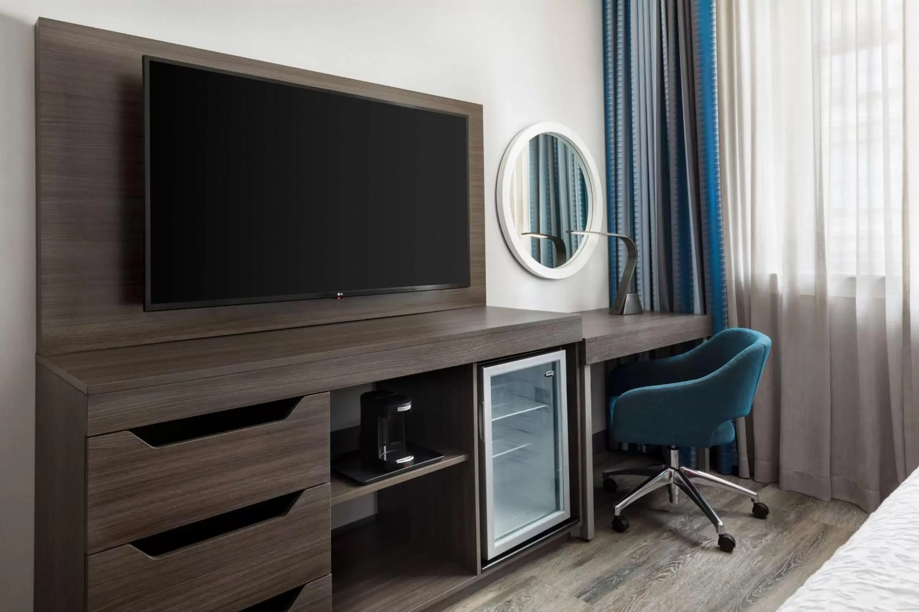 Bedroom, TV/Entertainment Center in Hampton Inn & Suites Baltimore Inner Harbor