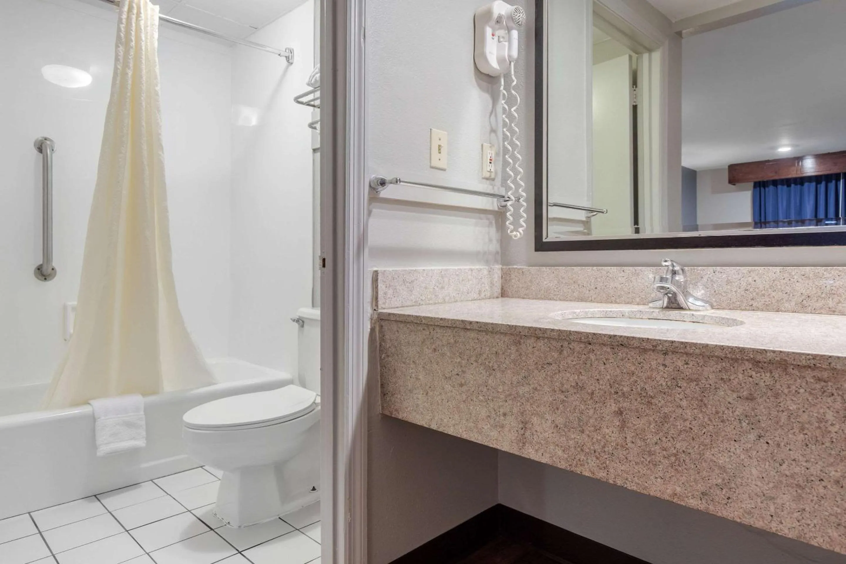 Photo of the whole room in Econo Lodge Aiken Central