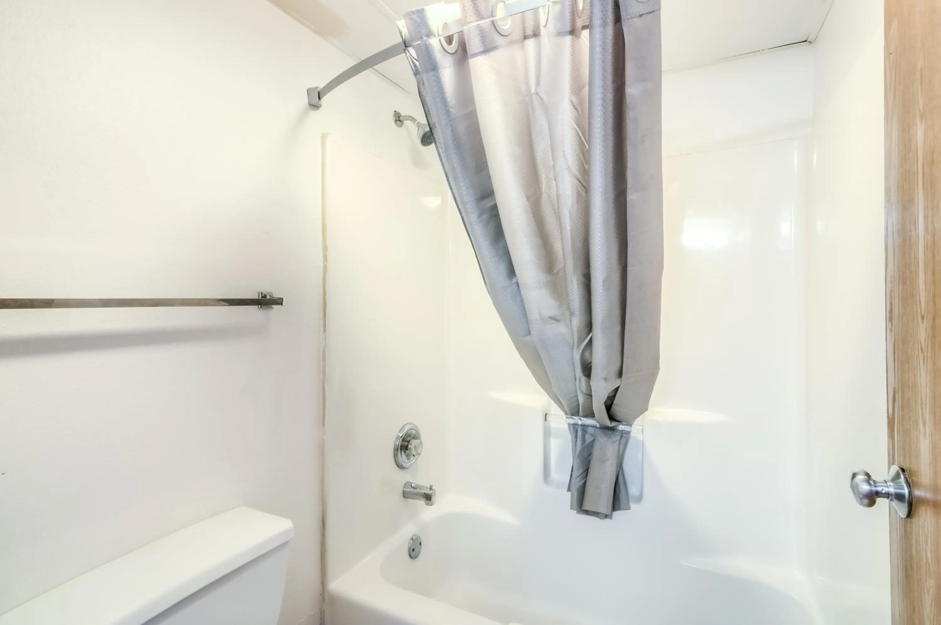 Bathroom in Motel 6-Lansing, IL - Chicago South