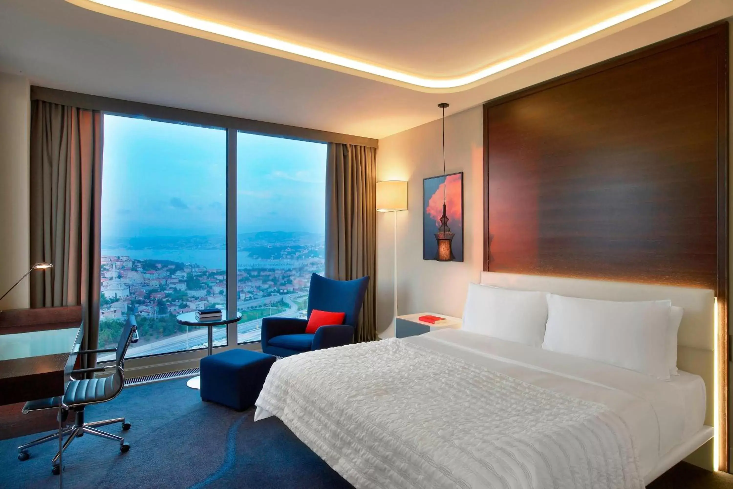 Photo of the whole room, Bed in Le Meridien Istanbul Etiler