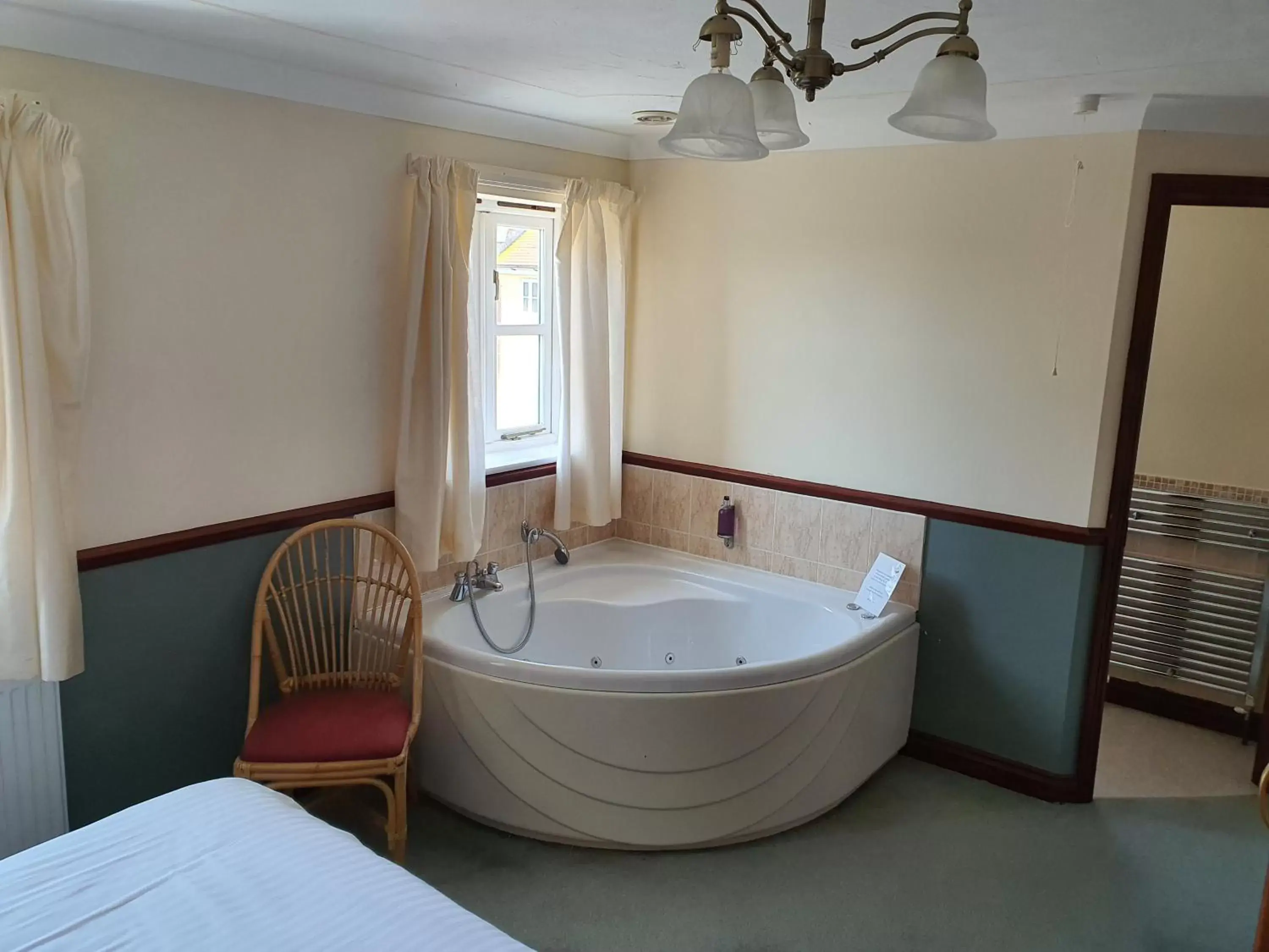 Bedroom, Bathroom in The Lugger Inn