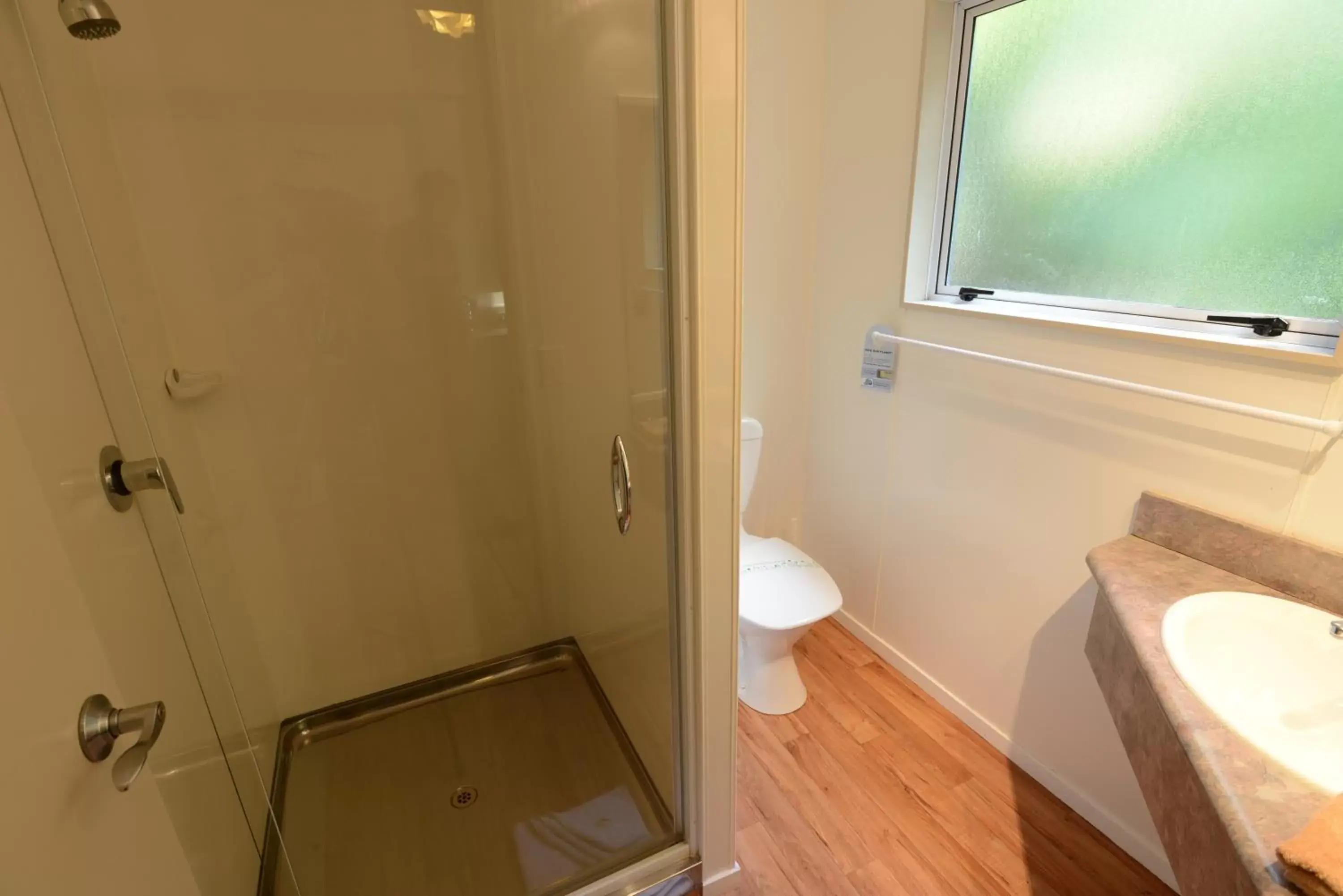 Bathroom in Anchor Lodge Motel