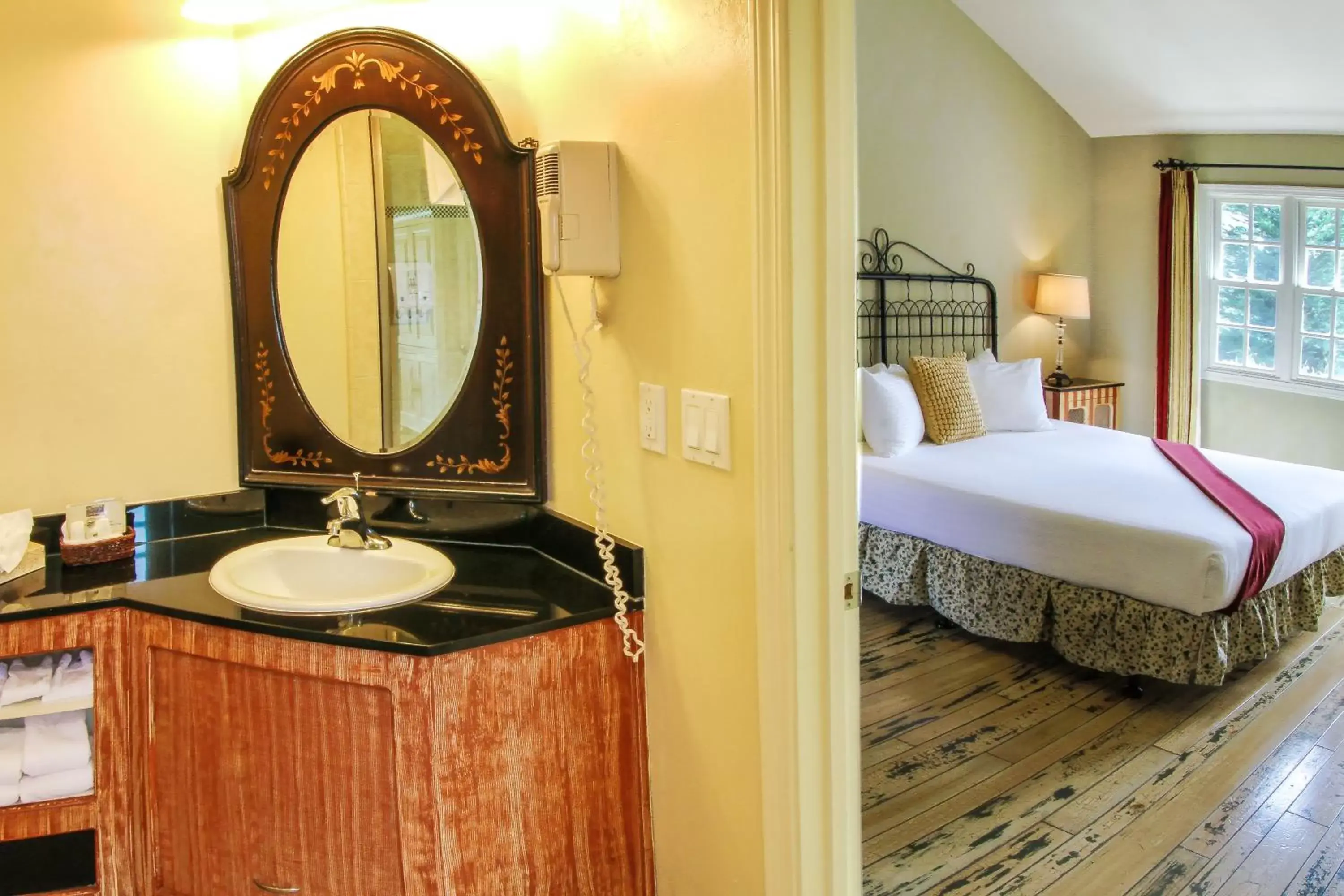 Deluxe King Suite in Cambria Pines Lodge