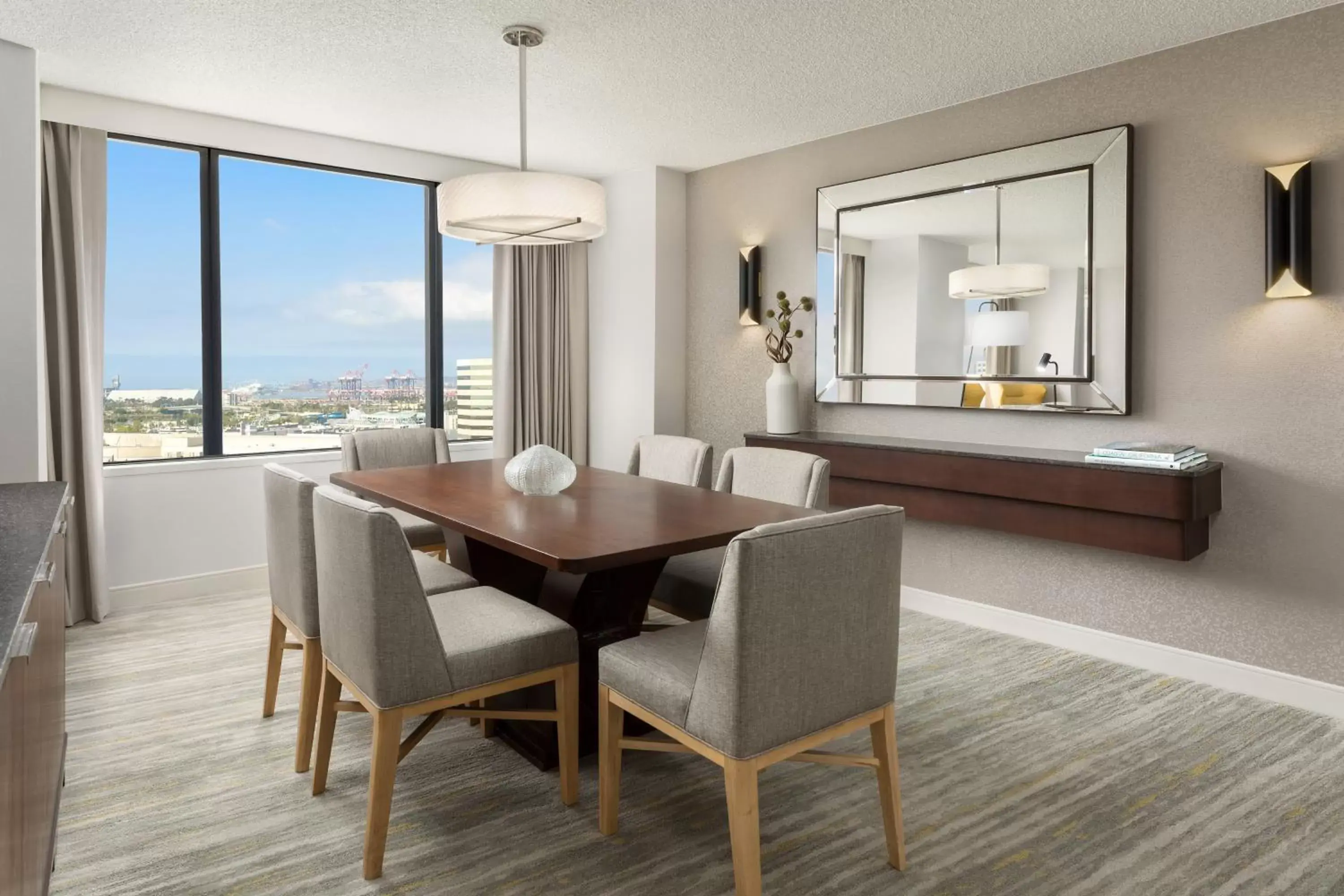 Photo of the whole room, Dining Area in The Westin Long Beach