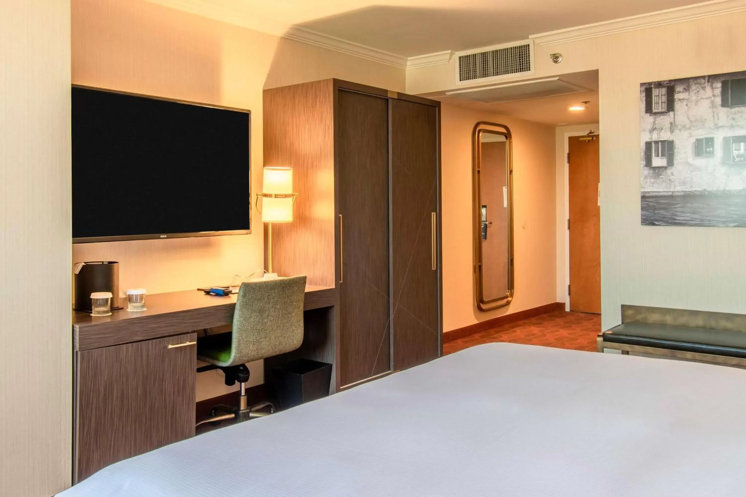 Bedroom, TV/Entertainment Center in DoubleTree by Hilton San Diego Downtown