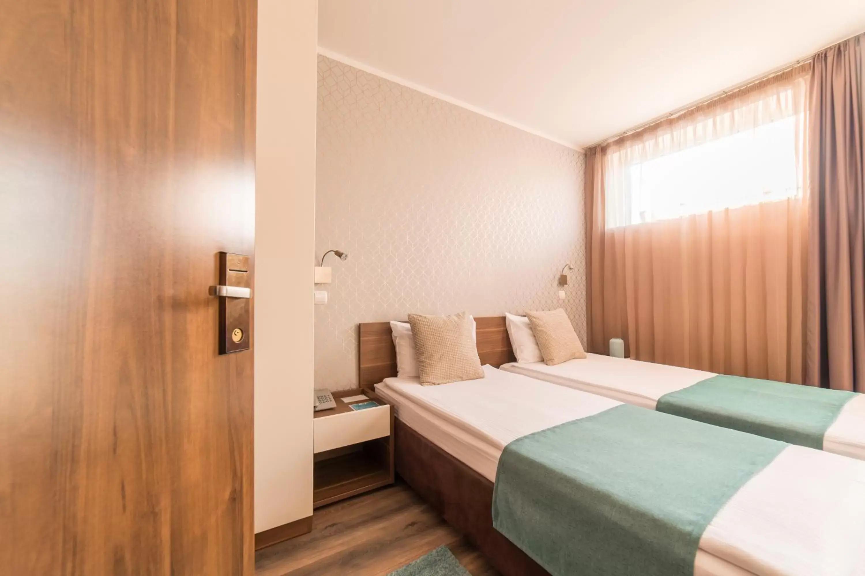 Shower, Bed in Balkan Hotel Garni