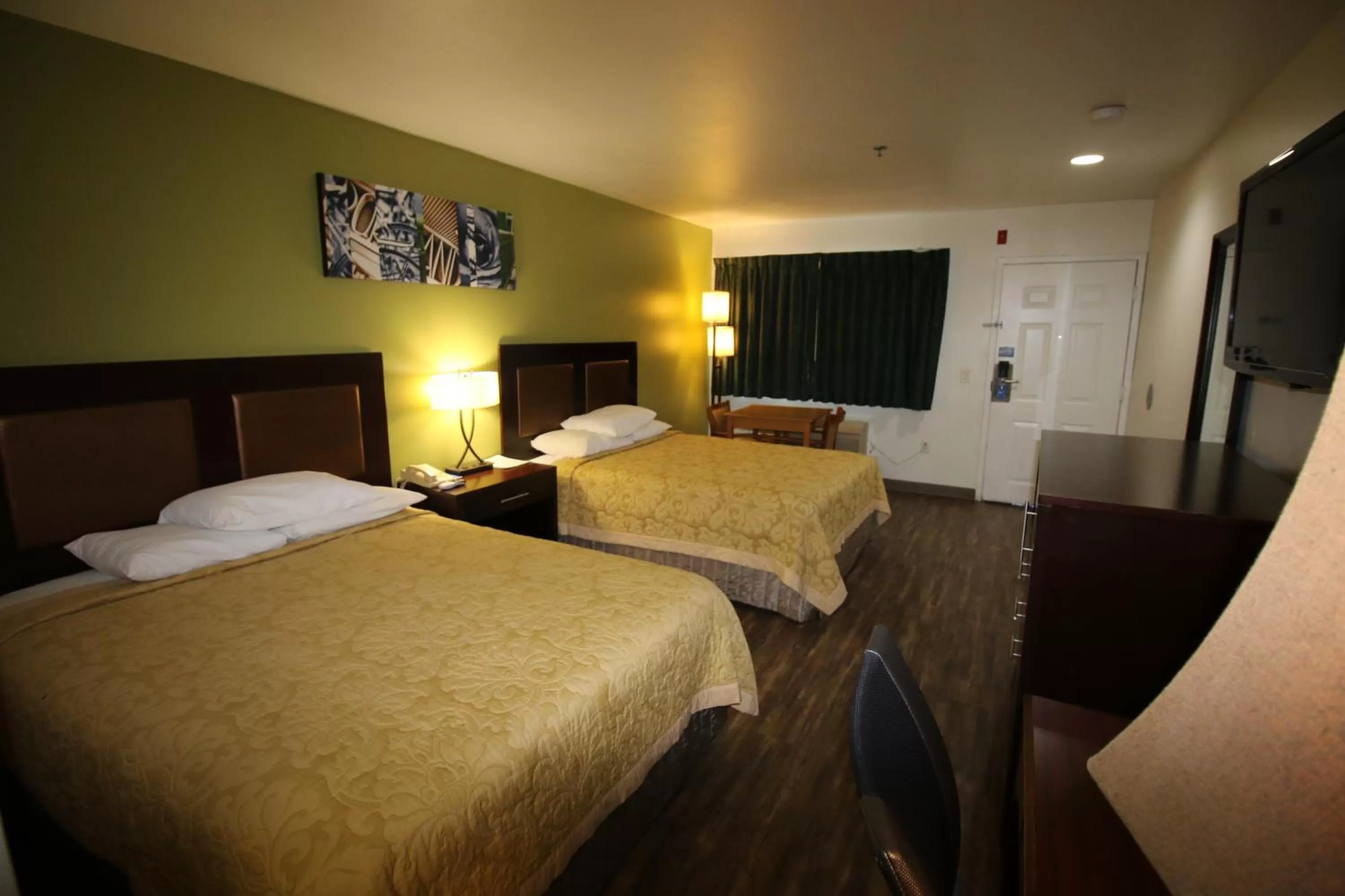 Photo of the whole room, Bed in Rice Hill Inn