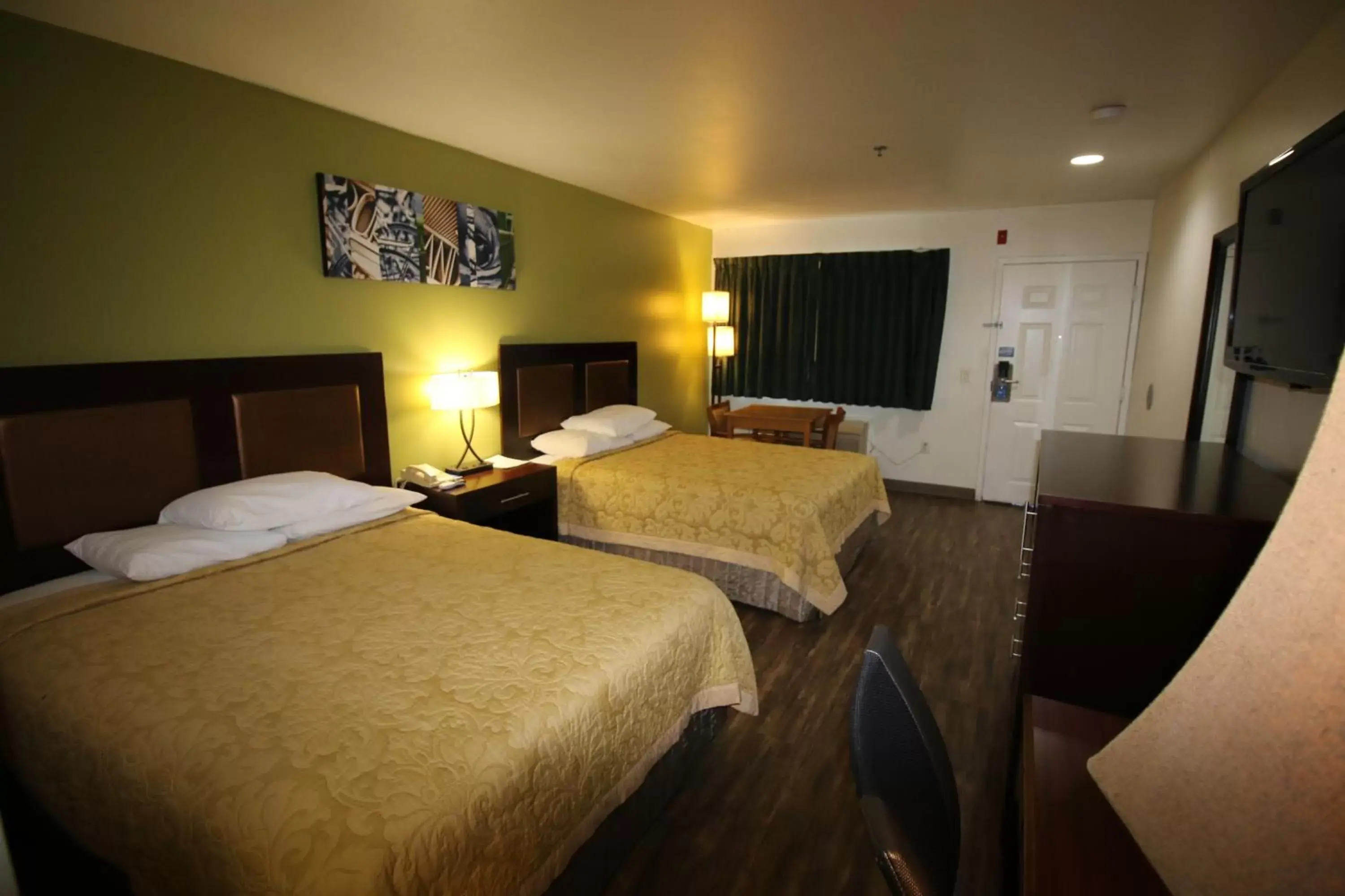 Photo of the whole room, Bed in Rice Hill Inn