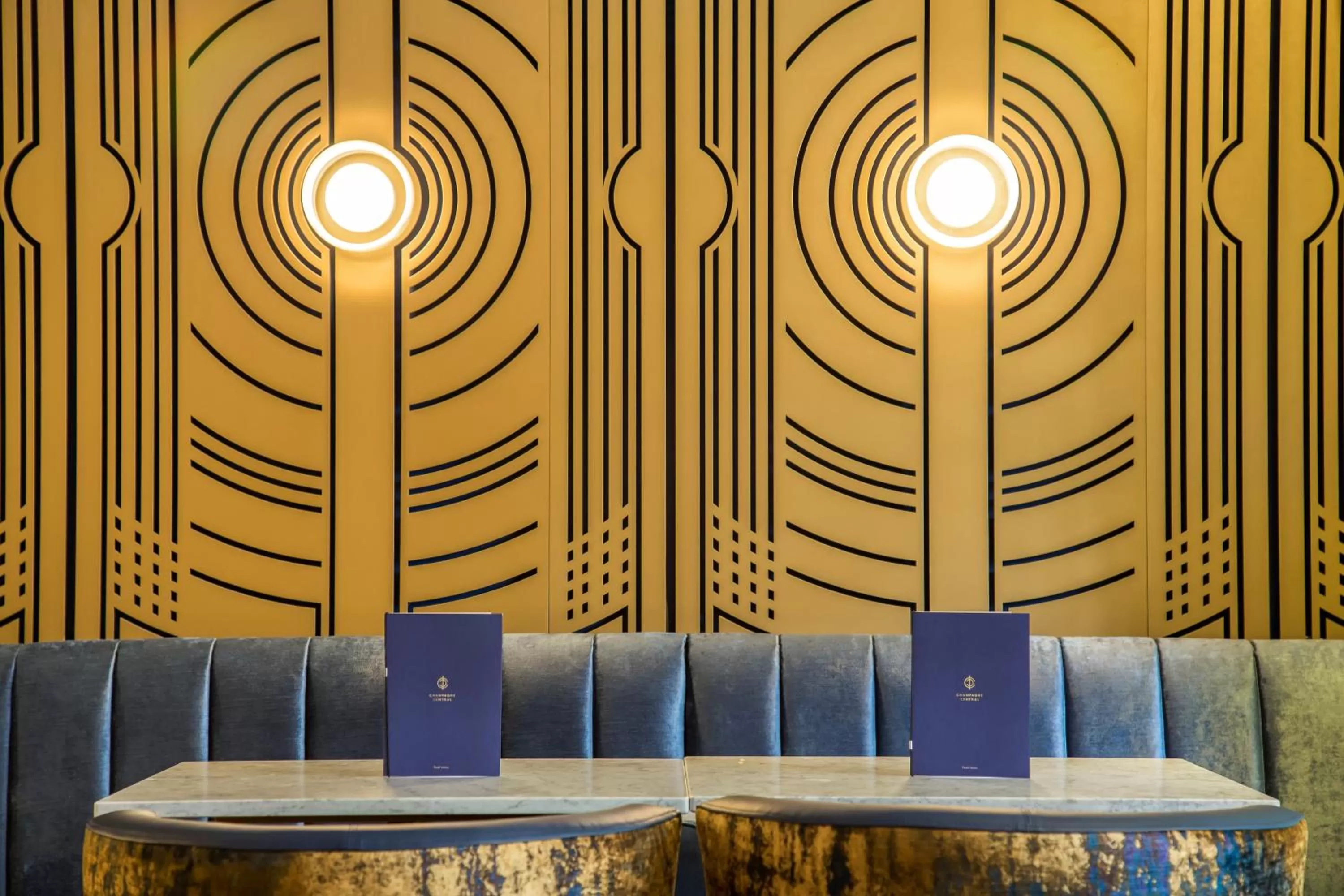 Lounge or bar in voco Grand Central Glasgow by IHG