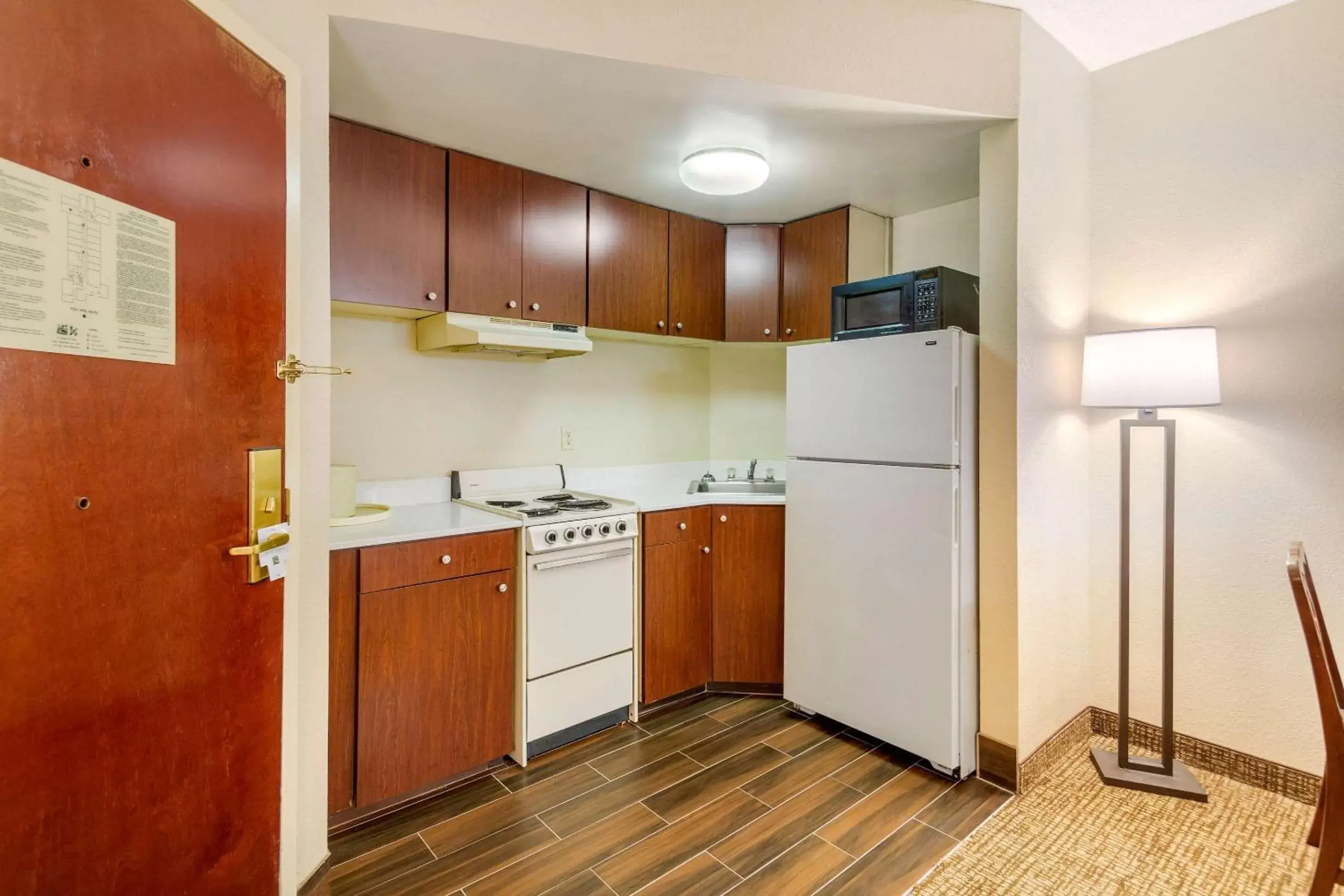 Photo of the whole room, Kitchen/Kitchenette in Quality Inn & Suites Olde Town