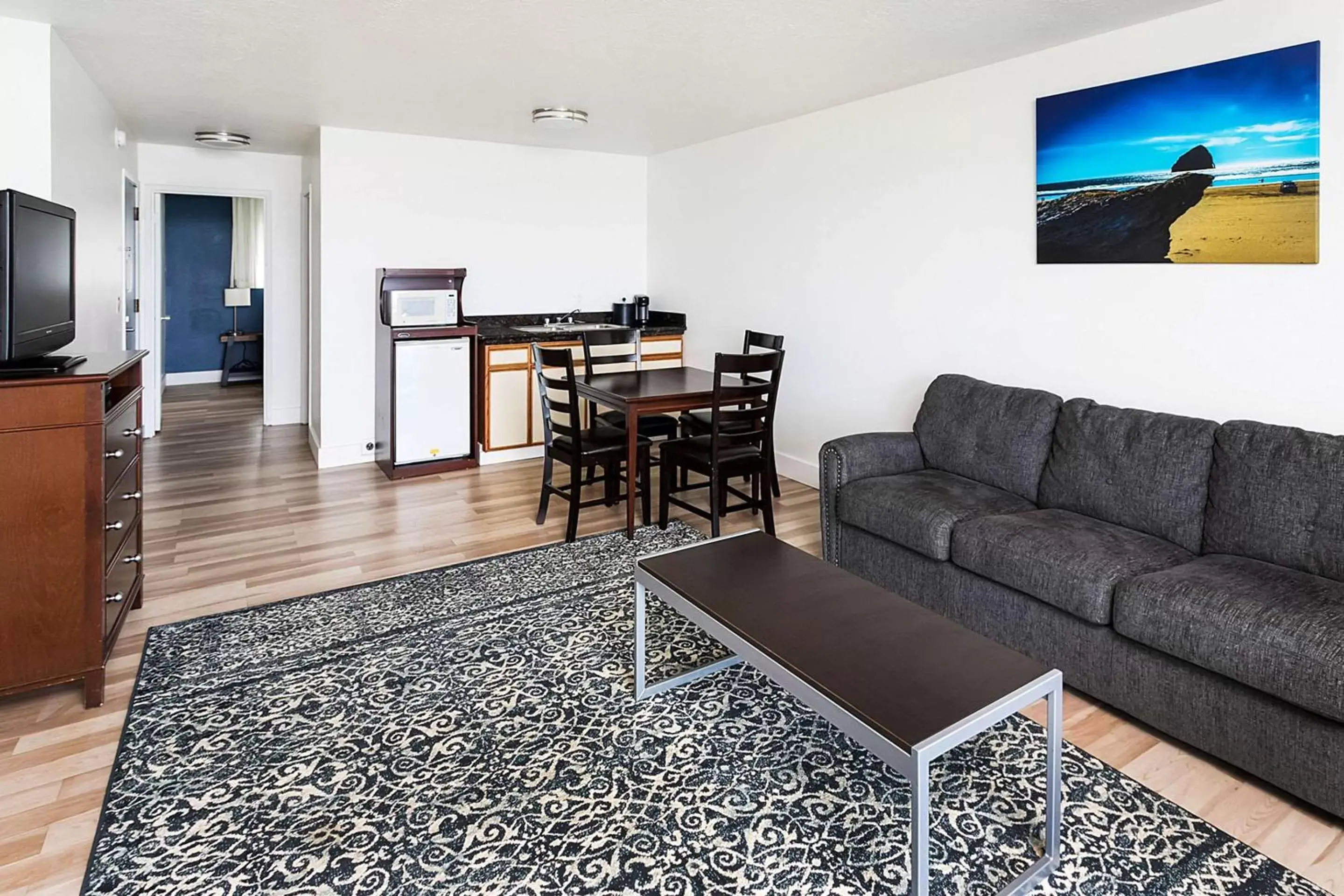 Bedroom, Seating Area in Clarion Inn Surfrider Resort