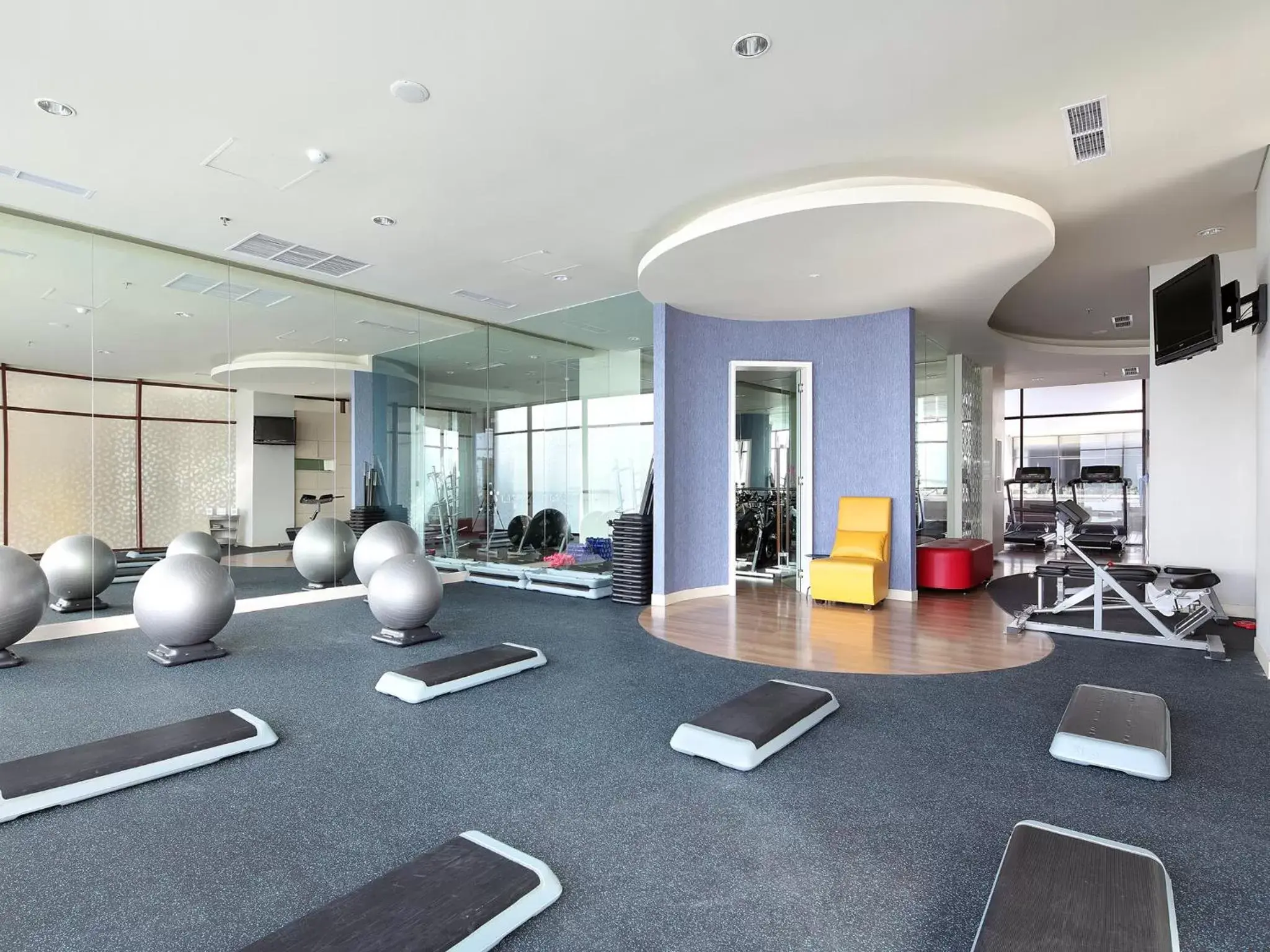 Fitness centre/facilities in Mercure Padang Fitness centre/facilities in Mercure Padang