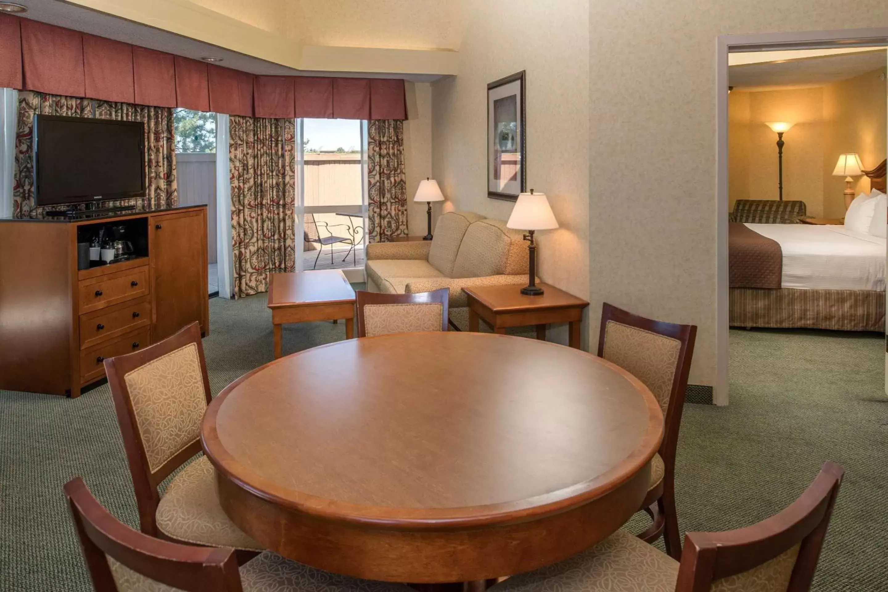 Living room, Dining Area in Red Lion Hotel Pasco Airport & Conference Center