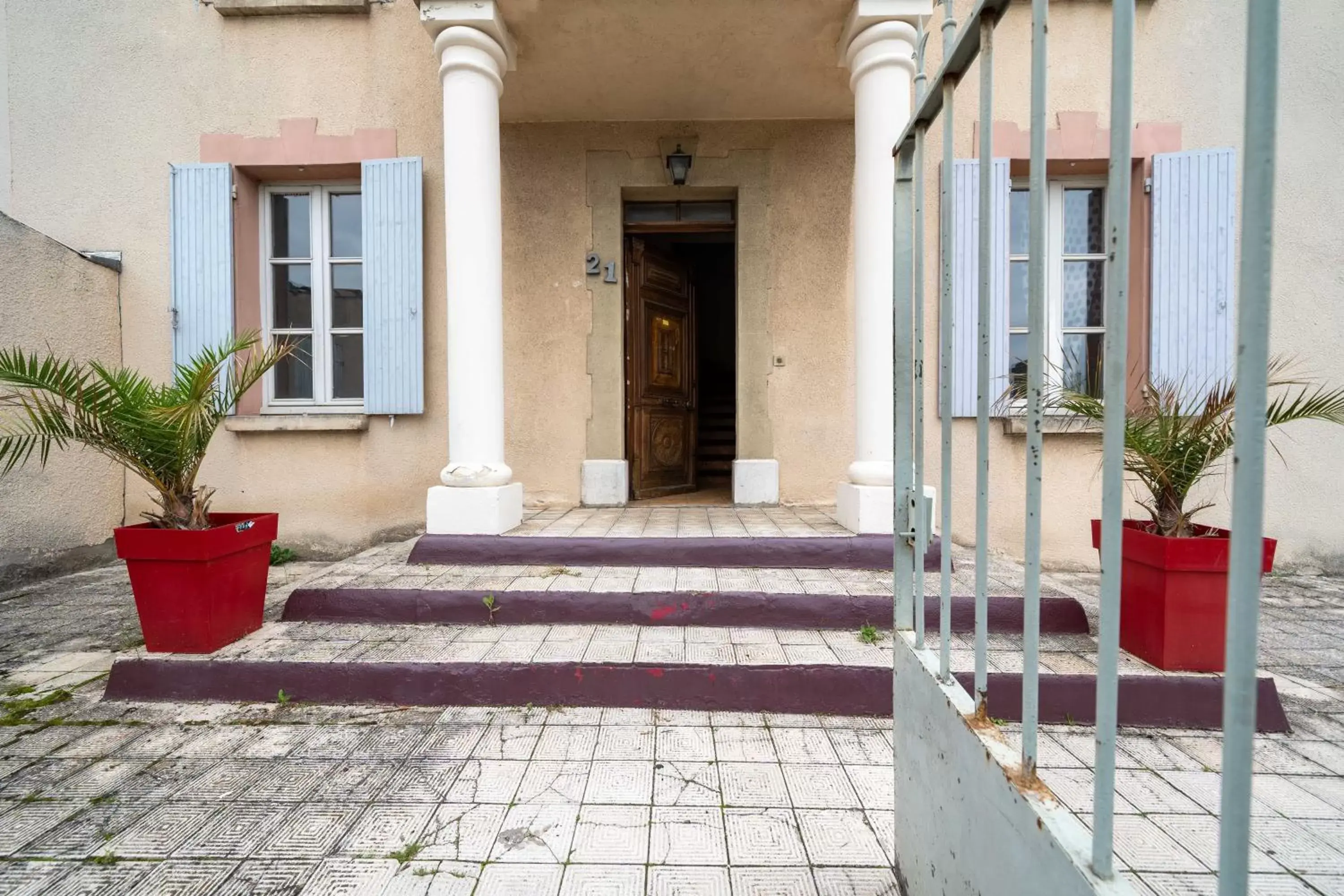 Facade/entrance in Gambetta Apartments