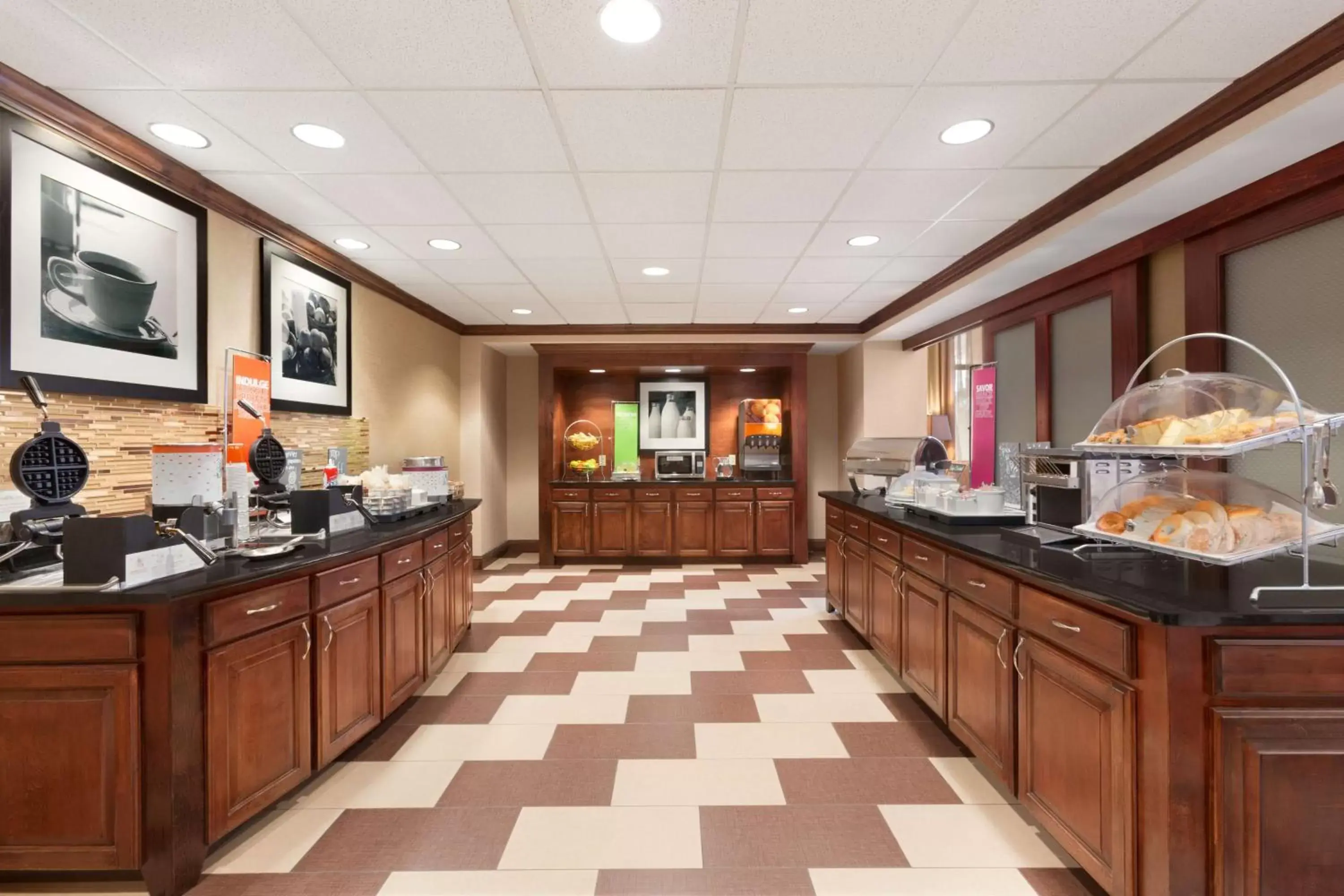 Dining area, Restaurant/Places to Eat in Hampton Inn & Suites Opelika-I-85 Auburn Area