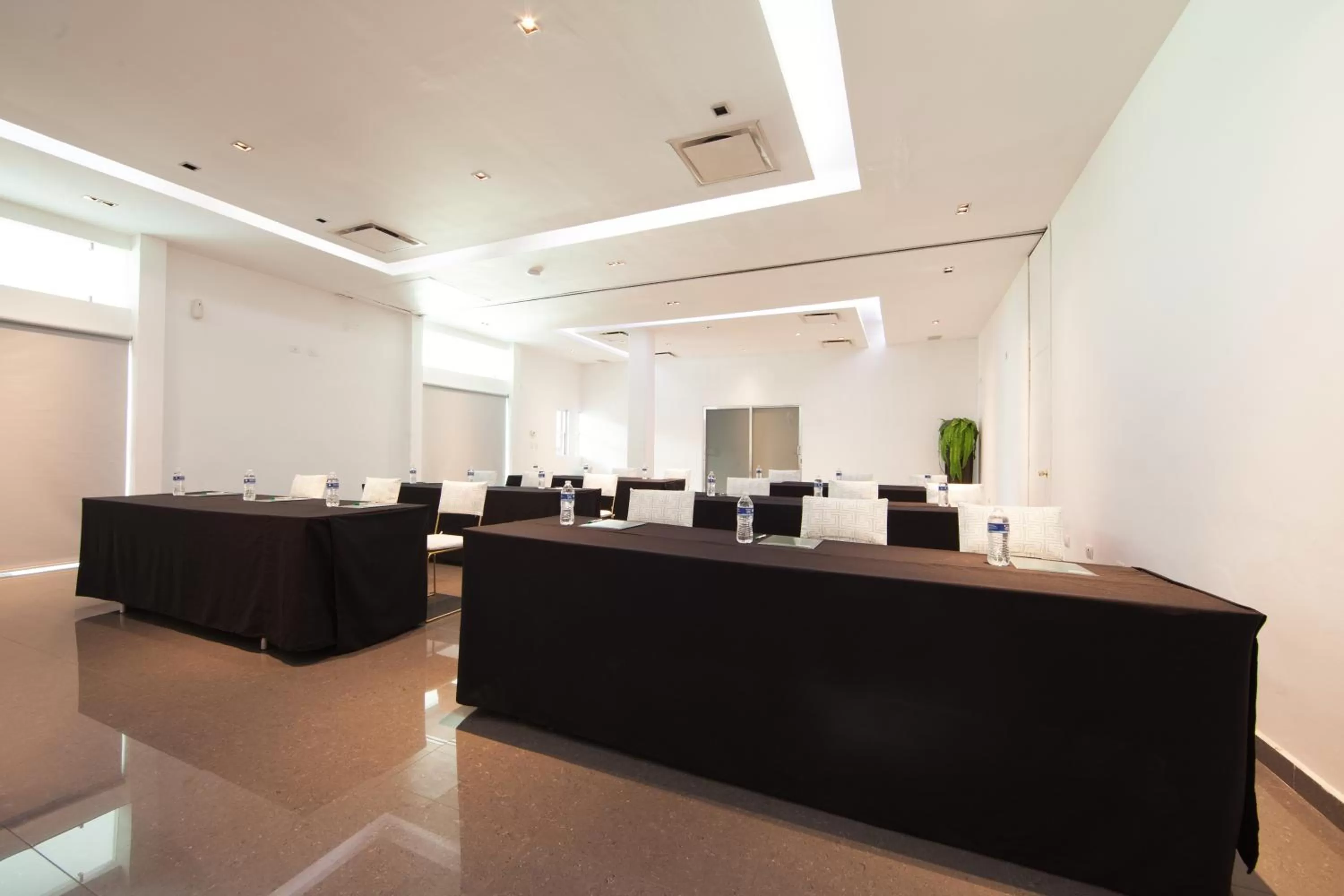 Meeting/conference room in InHouse Hotel Culiacán