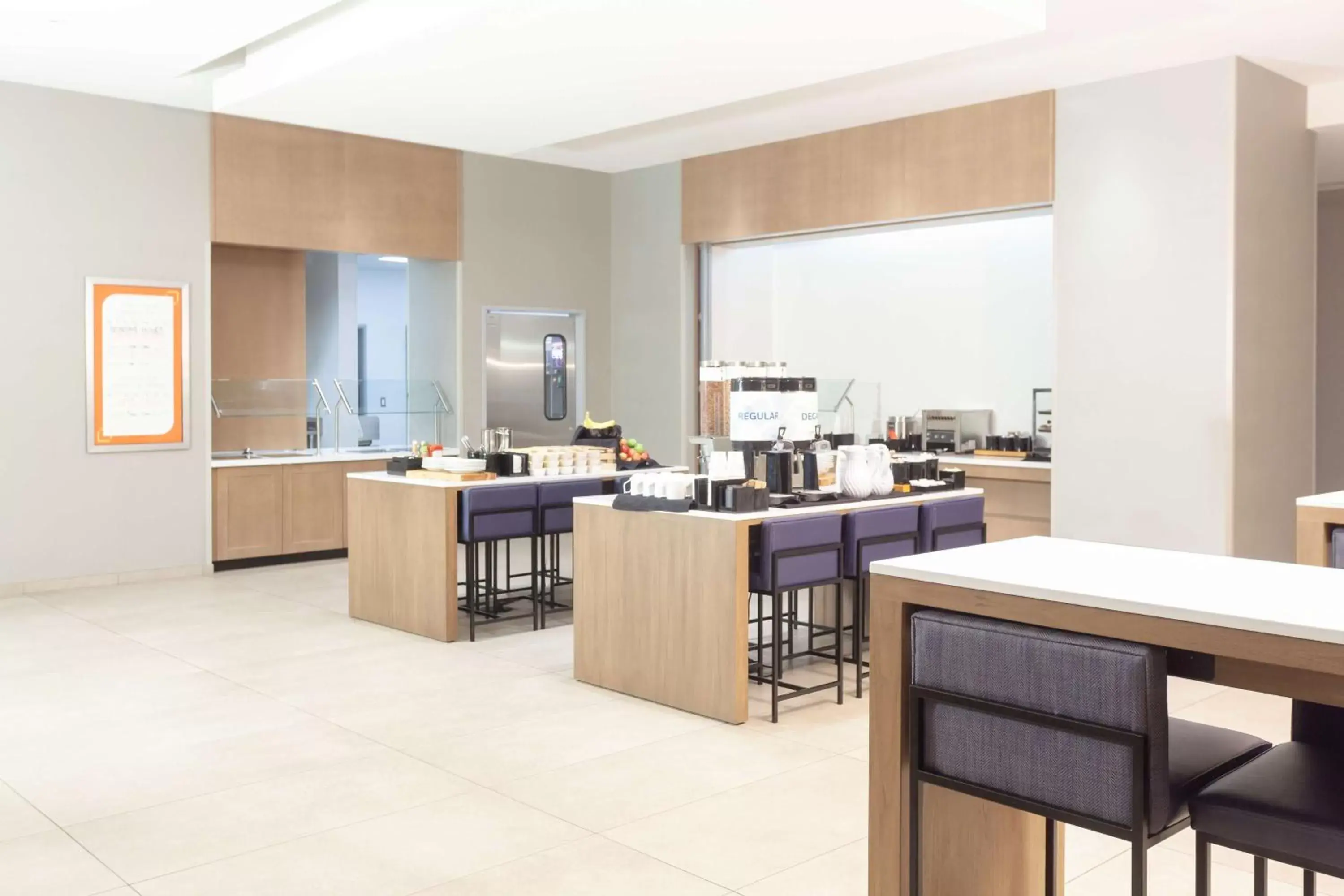 Dining area in Hilton Garden Inn Broomfield Boulder