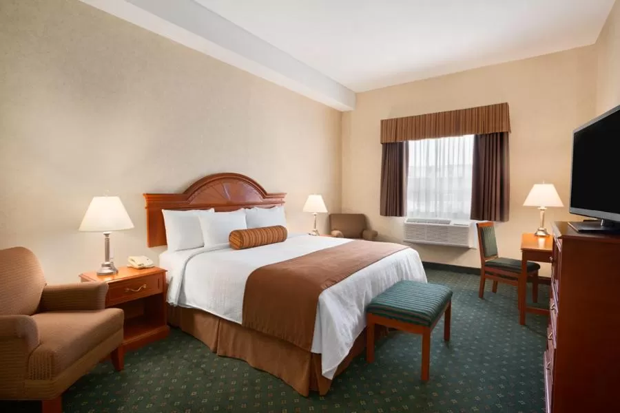 Bedroom, Bed in Travelodge by Wyndham Strathmore