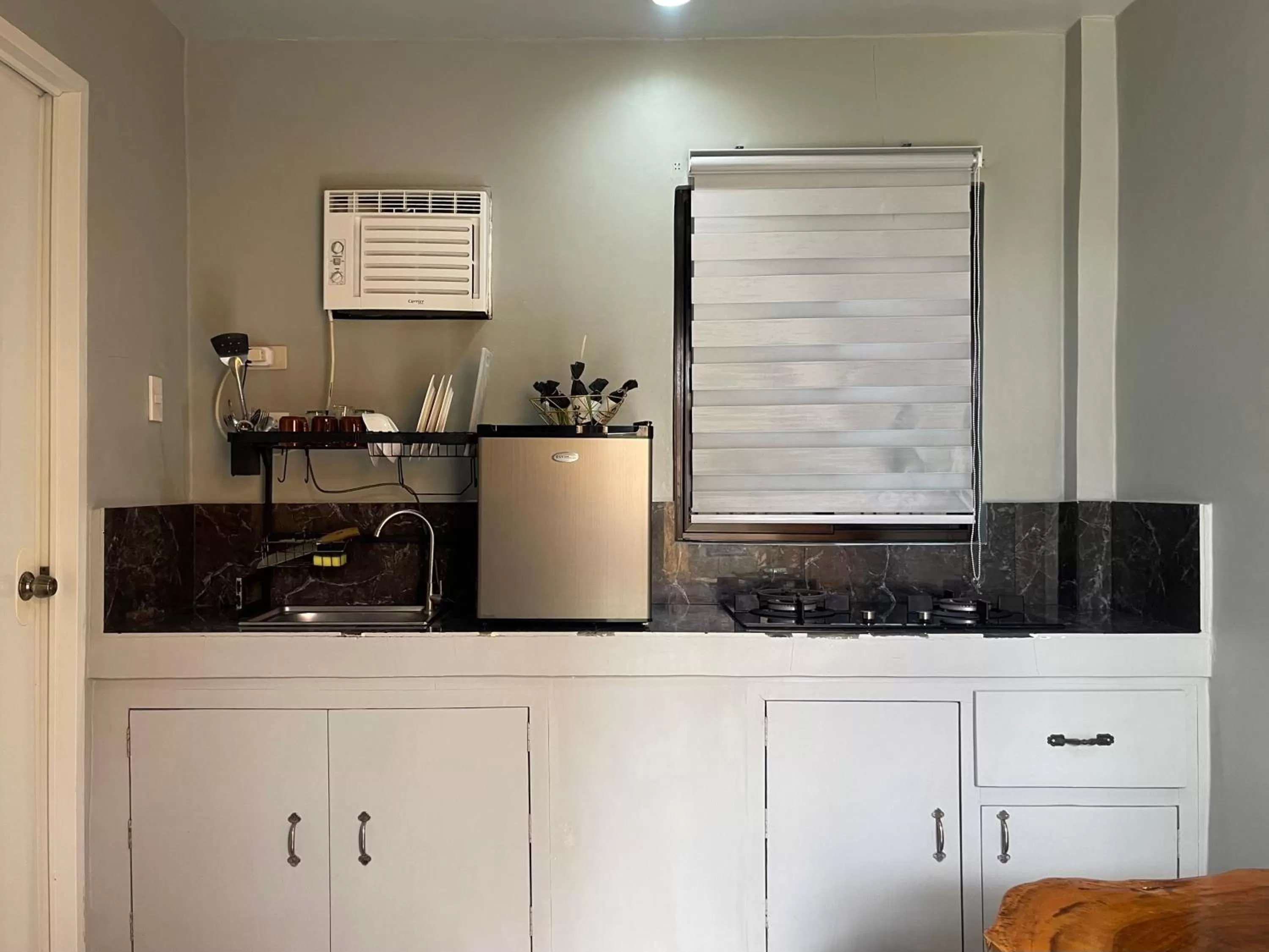 Kitchen or kitchenette in GOLDEN SUNSET INN