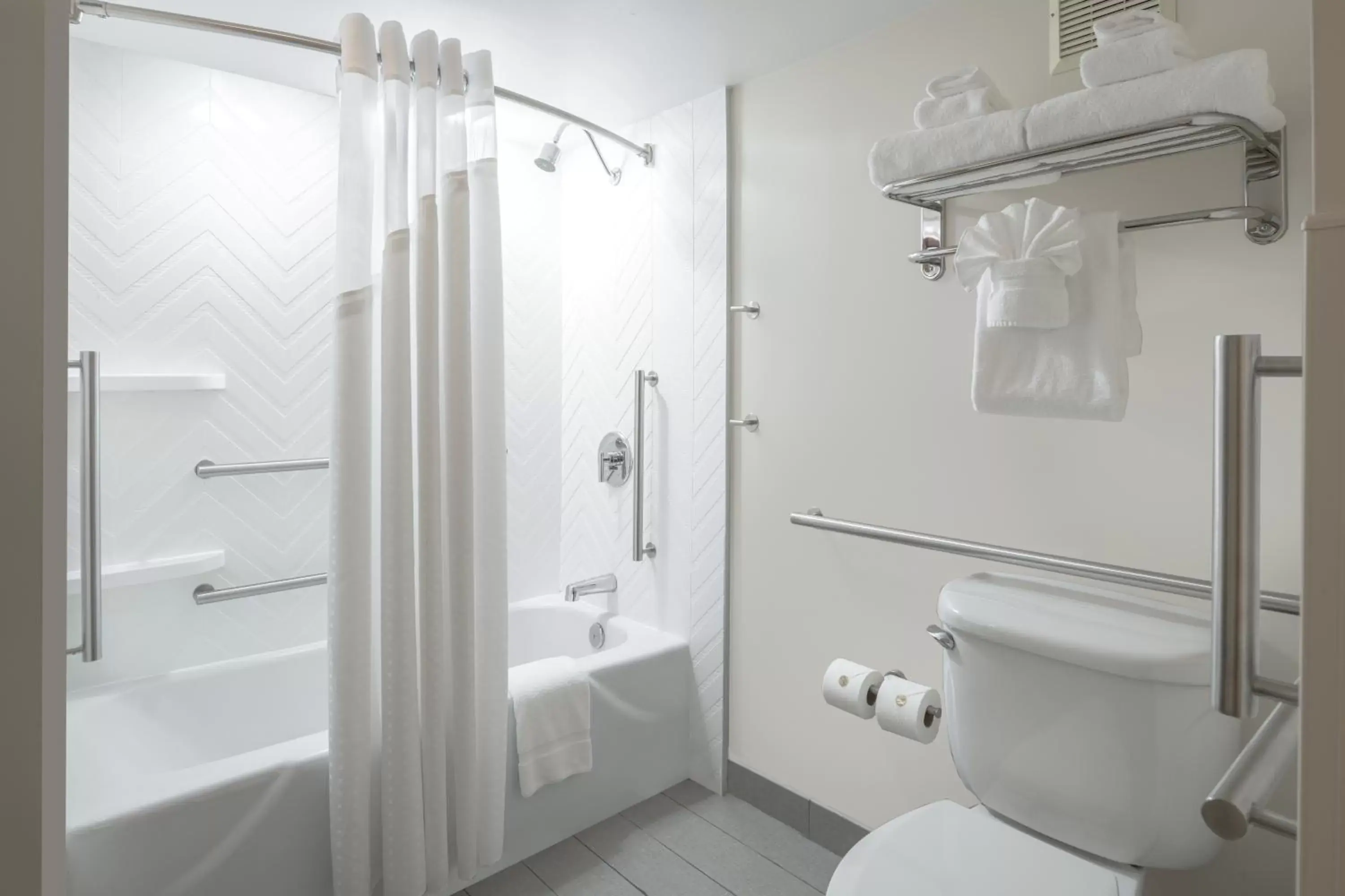Shower, Bathroom in Holiday Inn Portland-By the Bay, an IHG Hotel