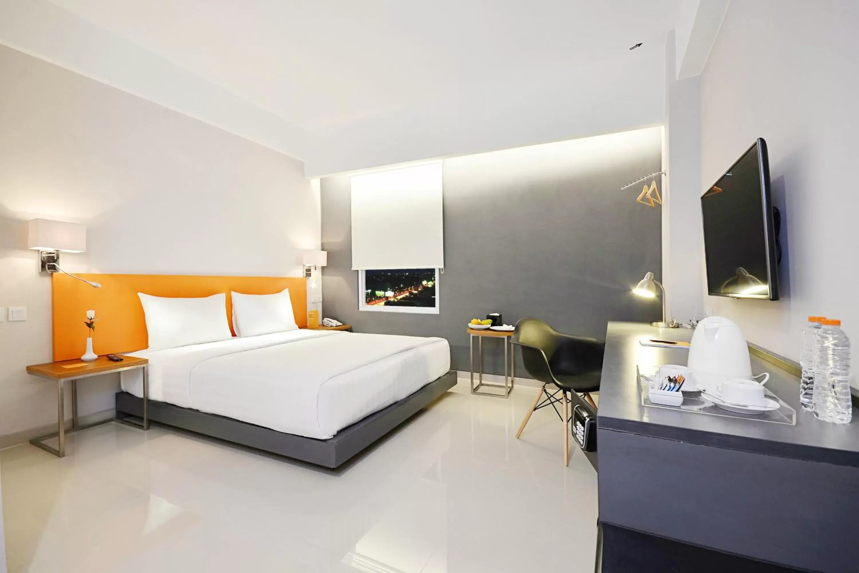 Photo of the whole room, Bed in TreePark Banjarmasin