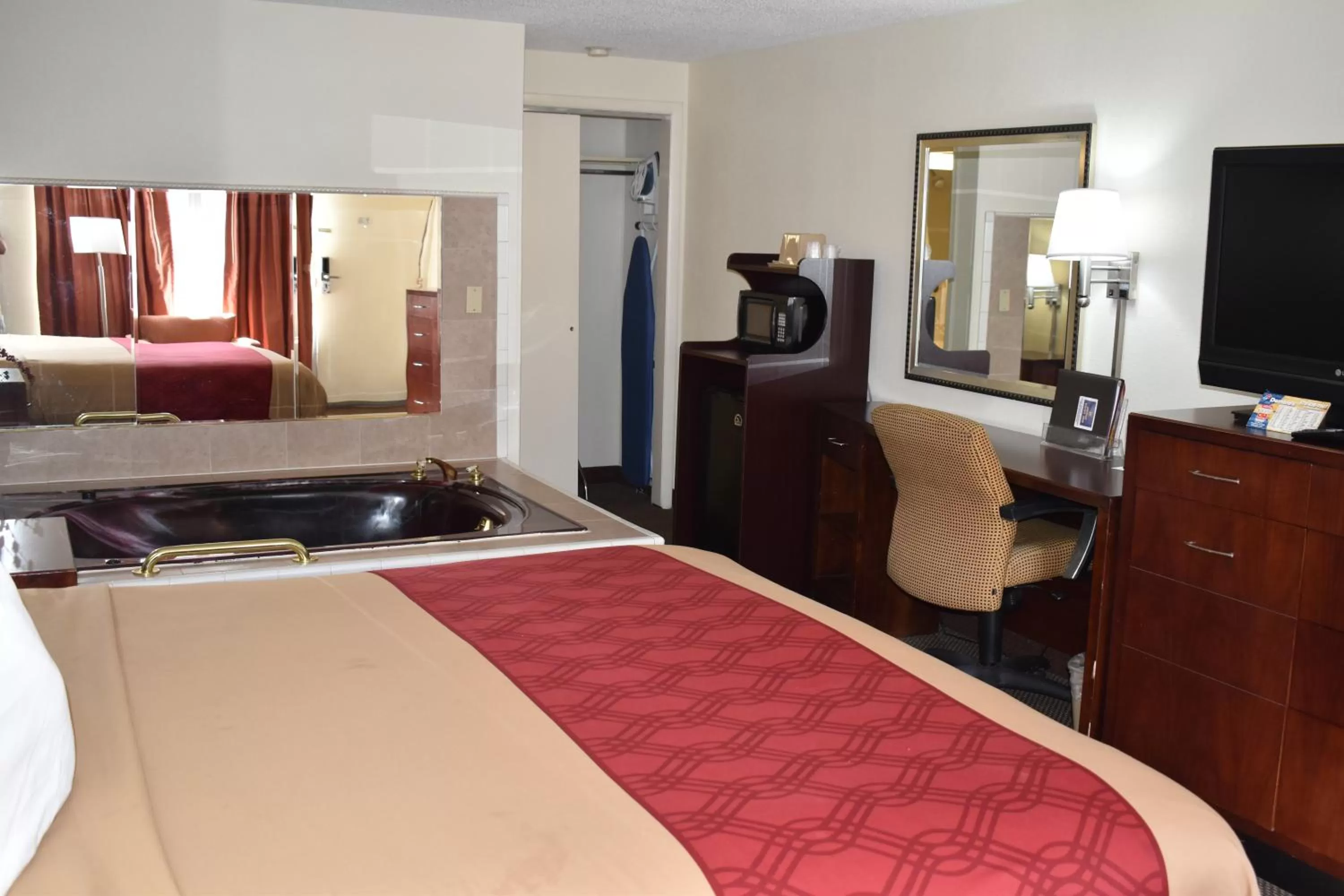 Hot Tub, Kitchen/Kitchenette in Bridge Views Inn Stroudsburg