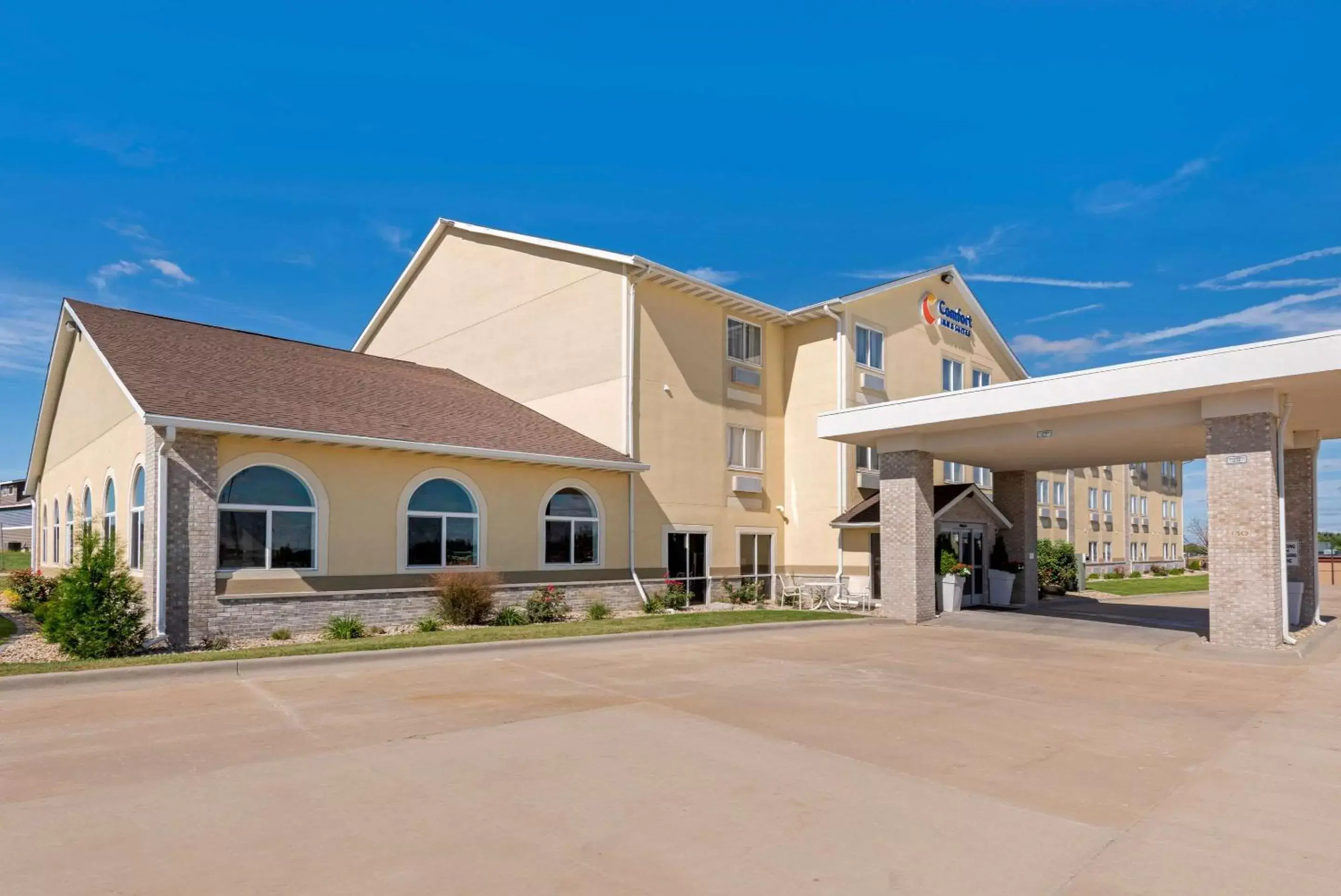 Property Building in Comfort Inn & Suites near Route 66 Award Winning Gold Hotel 2021