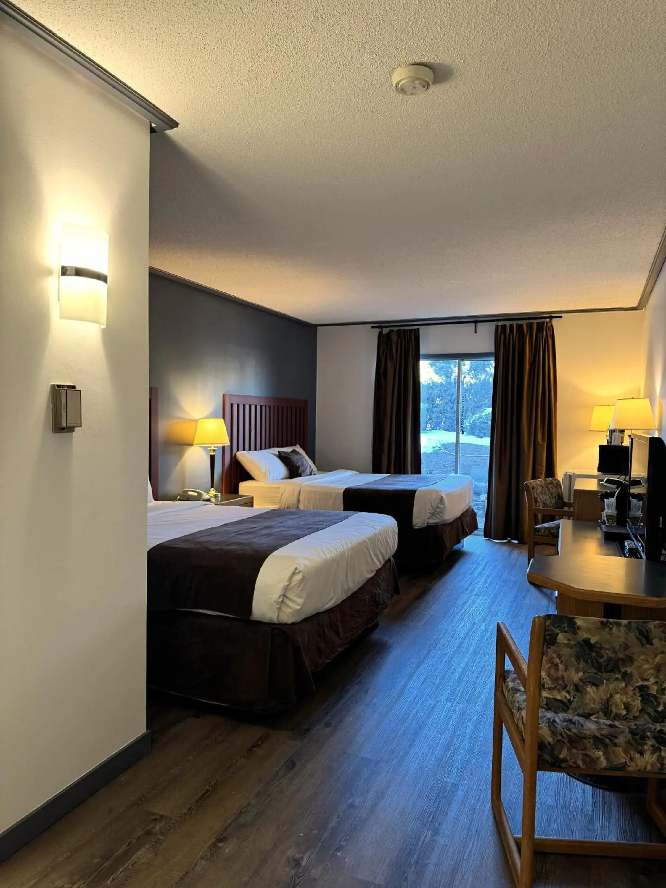 Bed in DIVYA SUTRA Riviera Plaza and Conference Centre, Vernon, BC