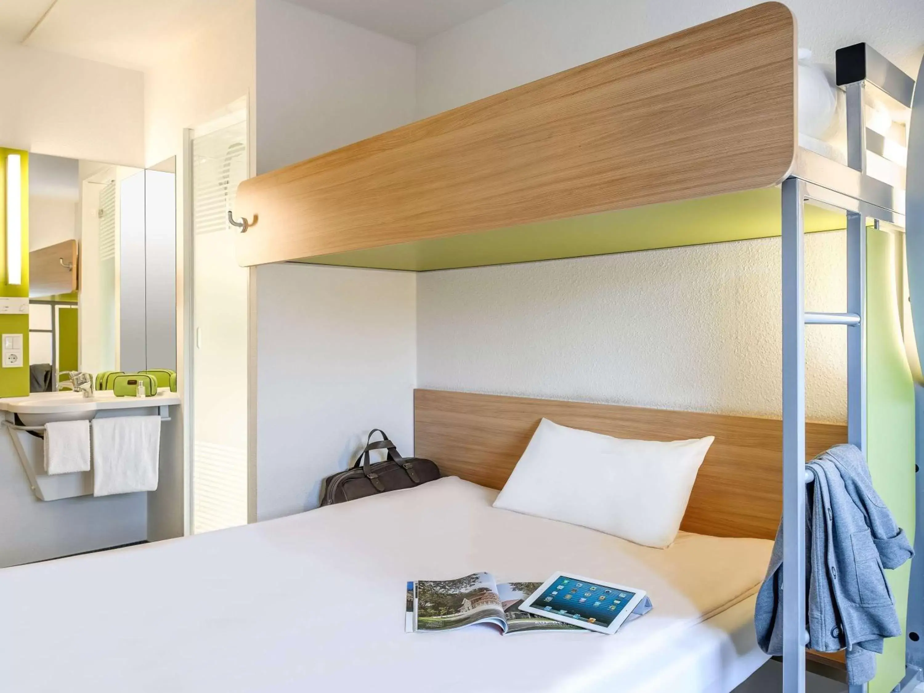 Bedroom, Bed in ibis budget Glasgow
