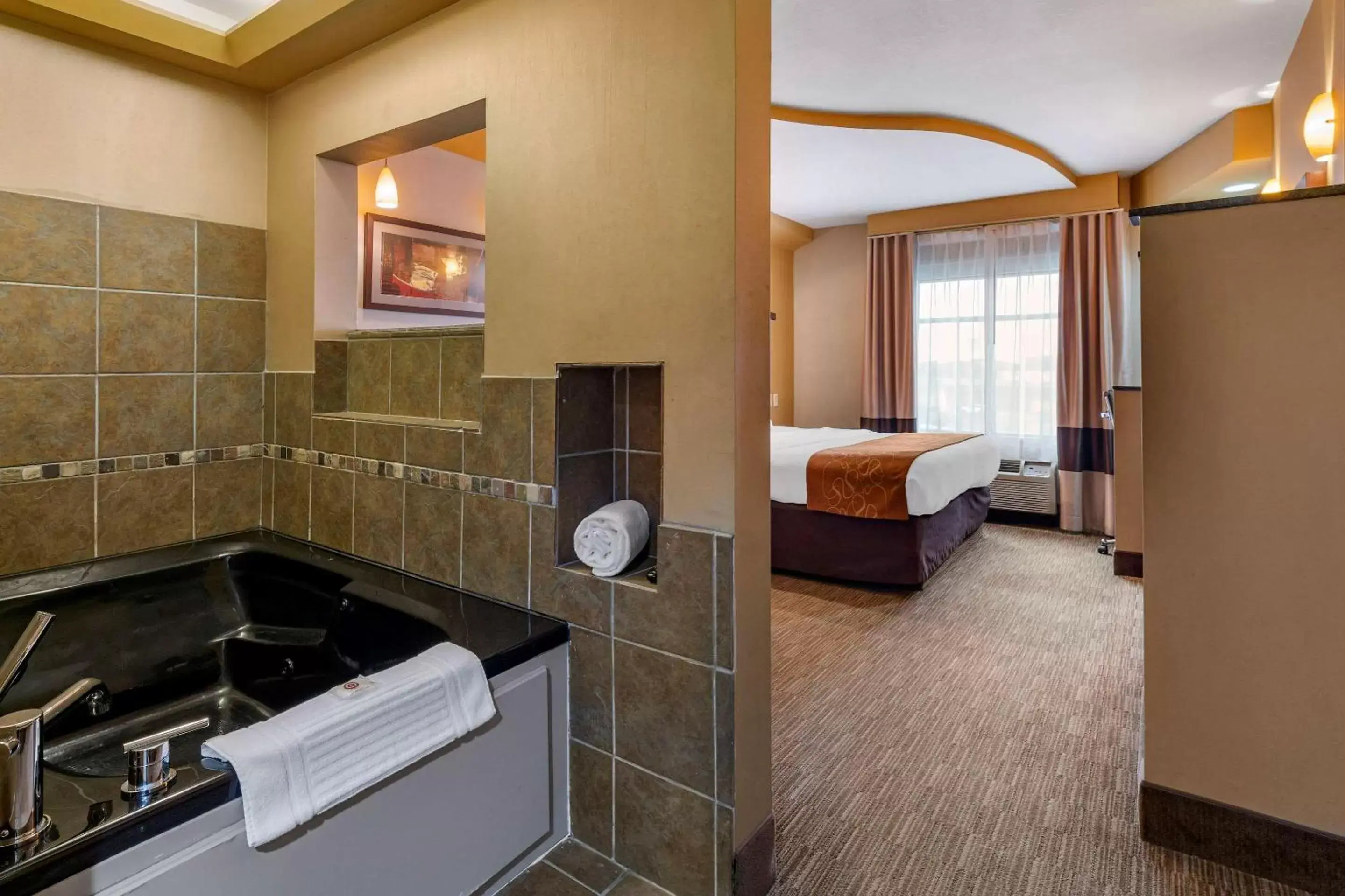 Bedroom, Kitchen/Kitchenette in Comfort Suites Perrysburg