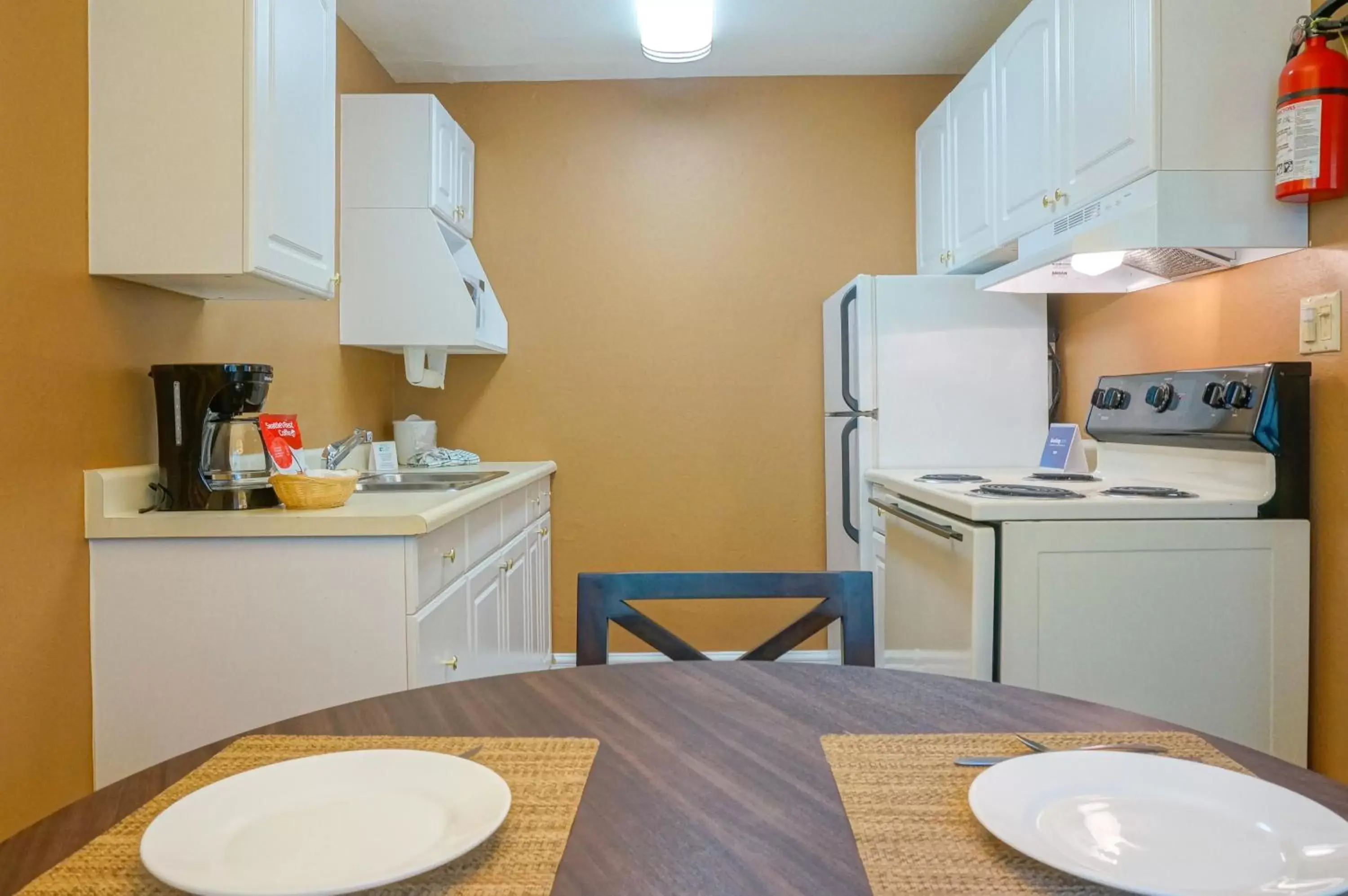 Kitchen or kitchenette, Kitchen/Kitchenette in Marin Suites Hotel