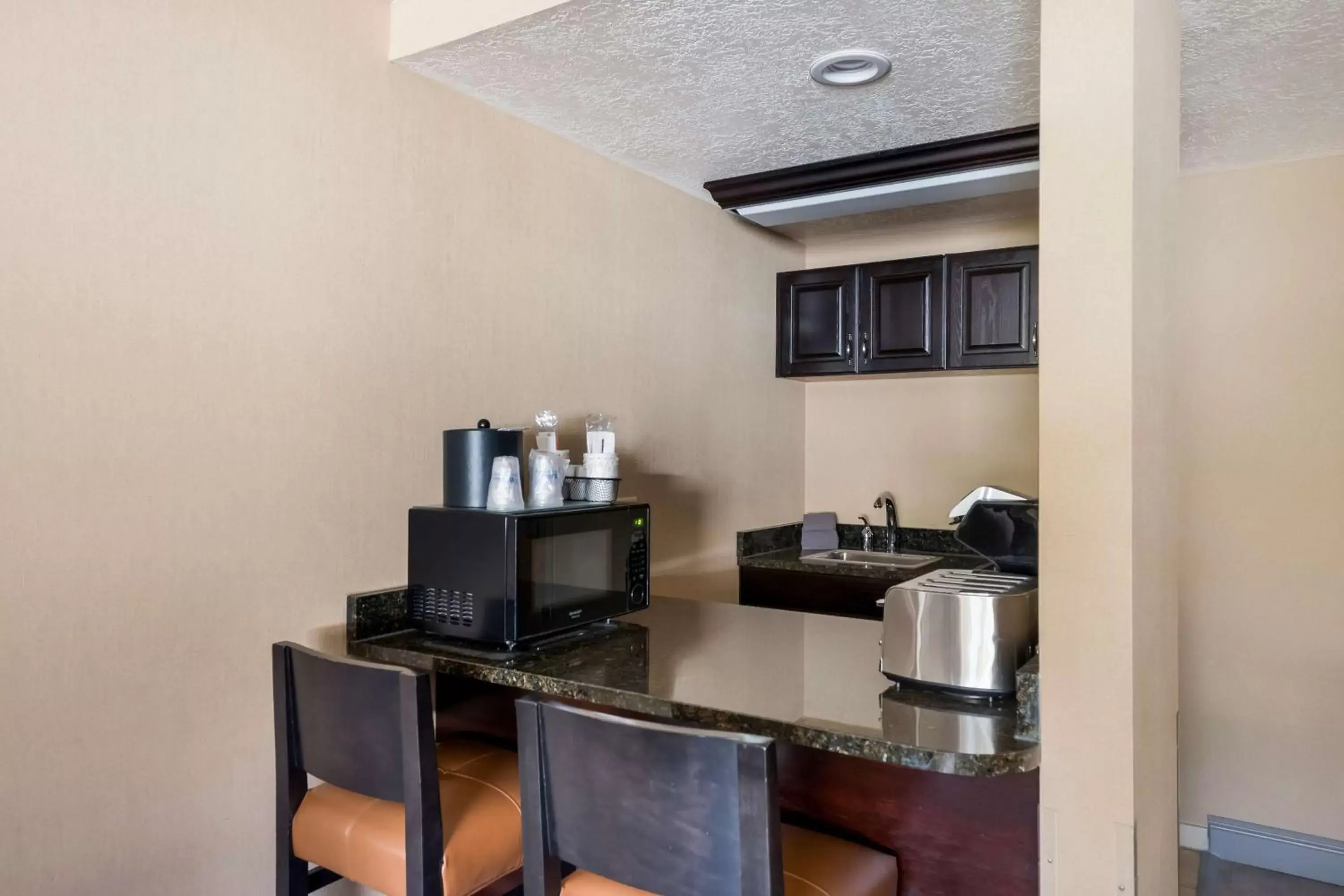 Photo of the whole room, Kitchen/Kitchenette in Best Western Plus Canyonlands Inn