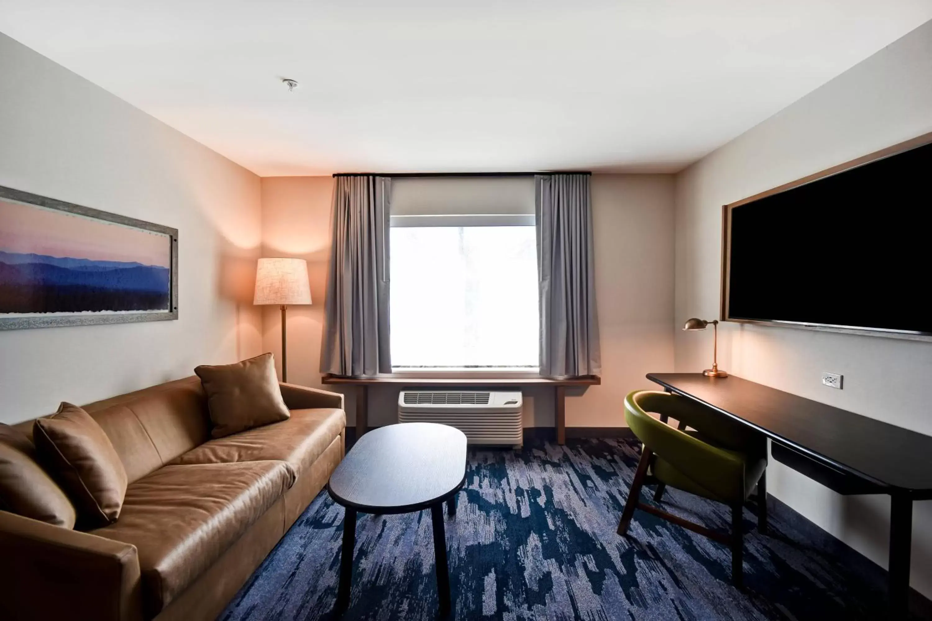 Living room, TV/Entertainment Center in Fairfield Inn & Suites by Marriott Plymouth