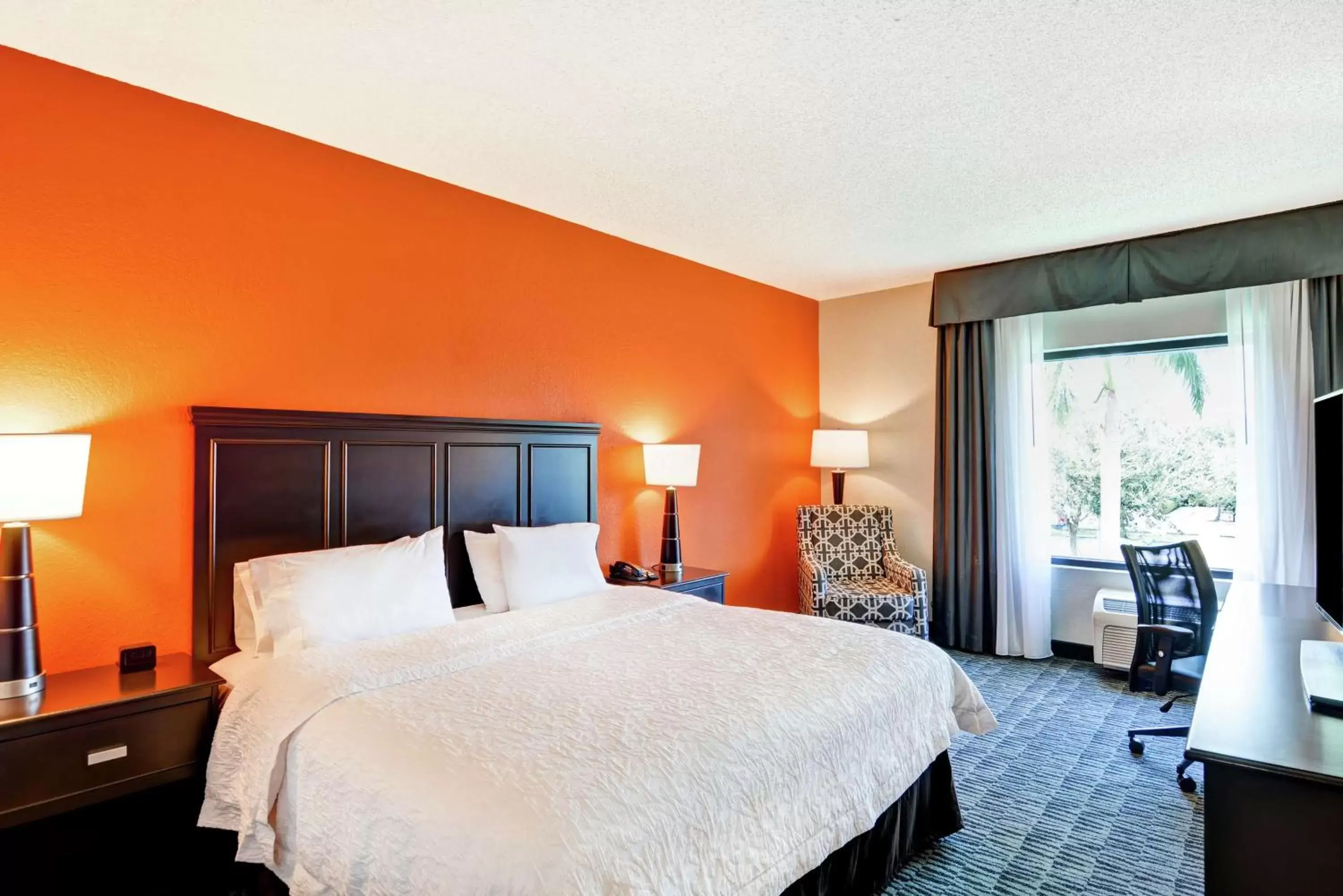 Bedroom, Bed in Hampton Inn West Palm Beach-Florida Turnpike