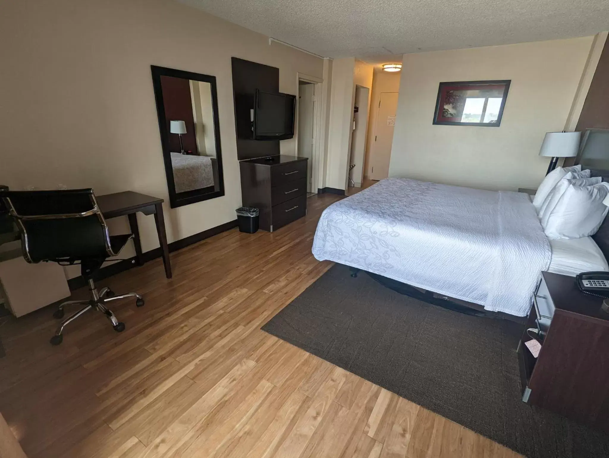 Photo of the whole room in Red Roof Inn PLUS+ Wichita East