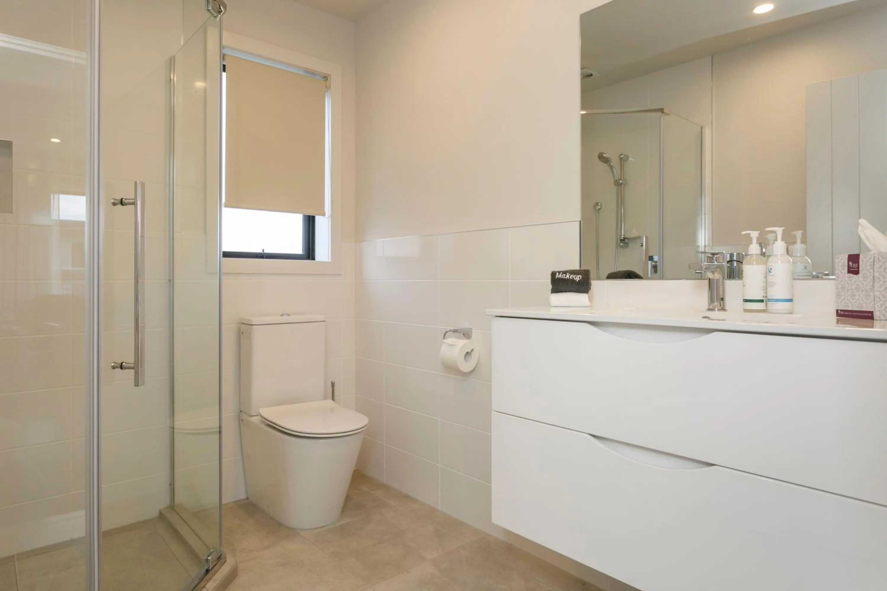 Bathroom in Acacia Lake View Motel