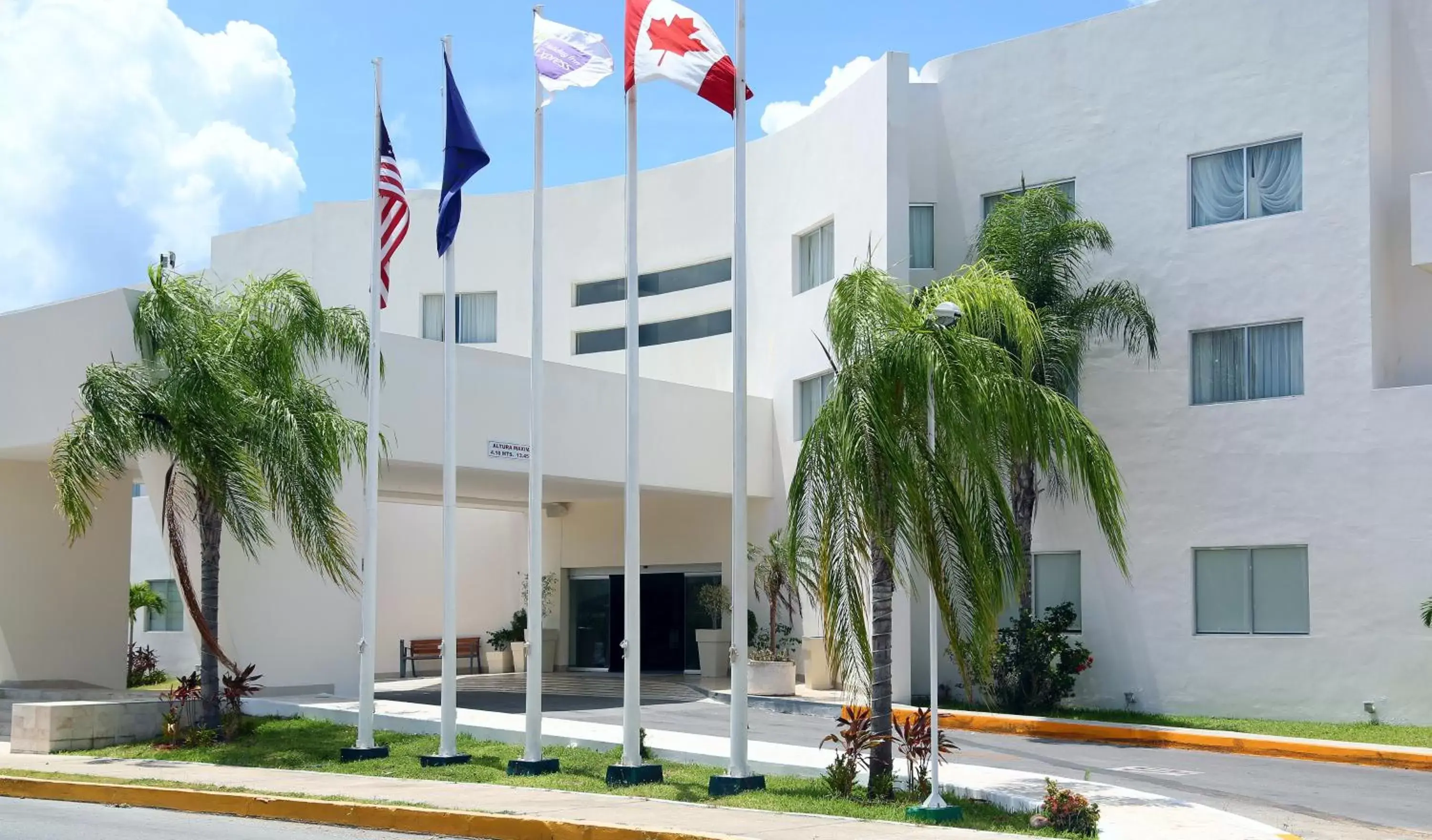 Facade/entrance, Garden in Wyndham Garden Playa del Carmen