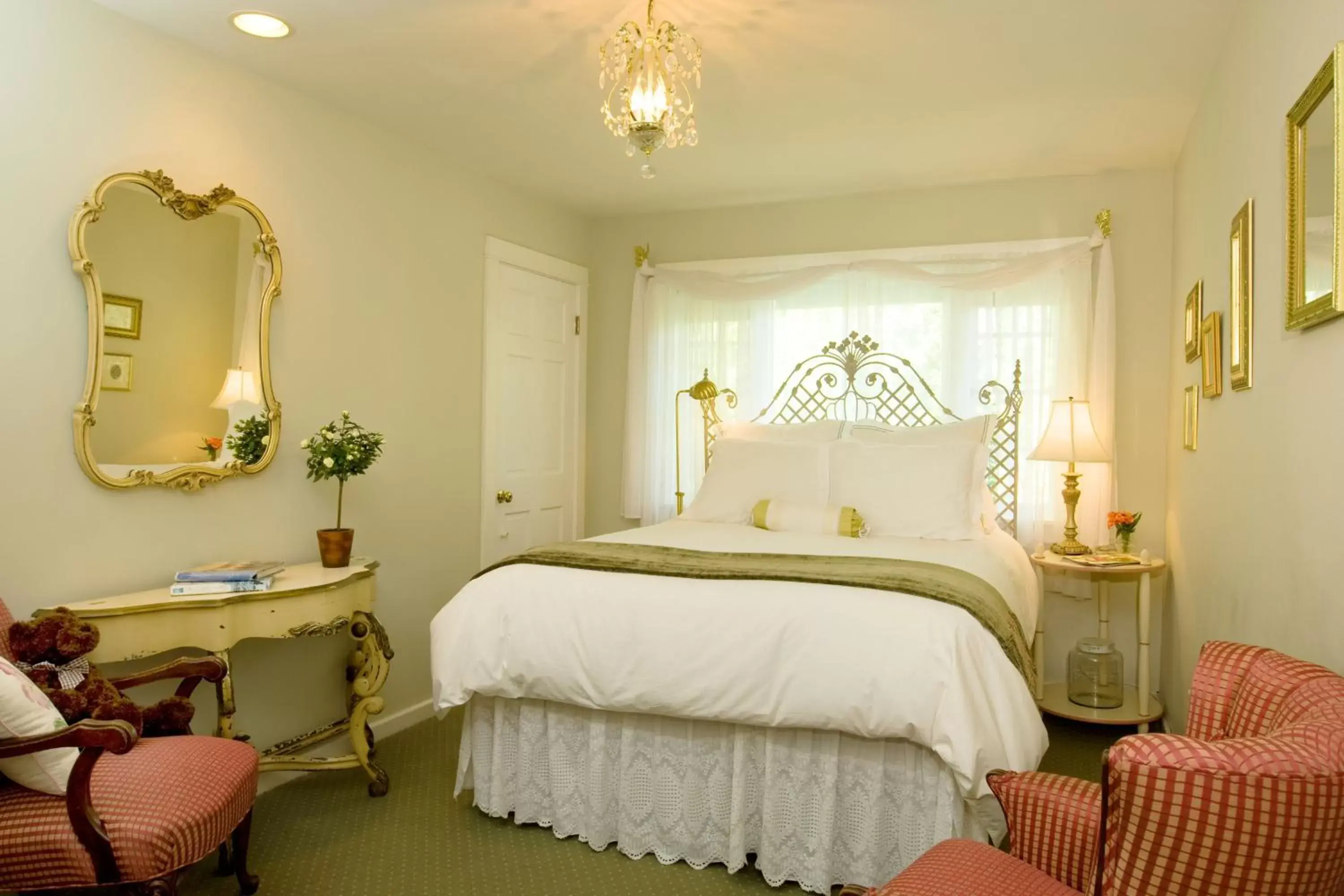Photo of the whole room, Bed in Channel Road Inn, A Four Sisters Inn